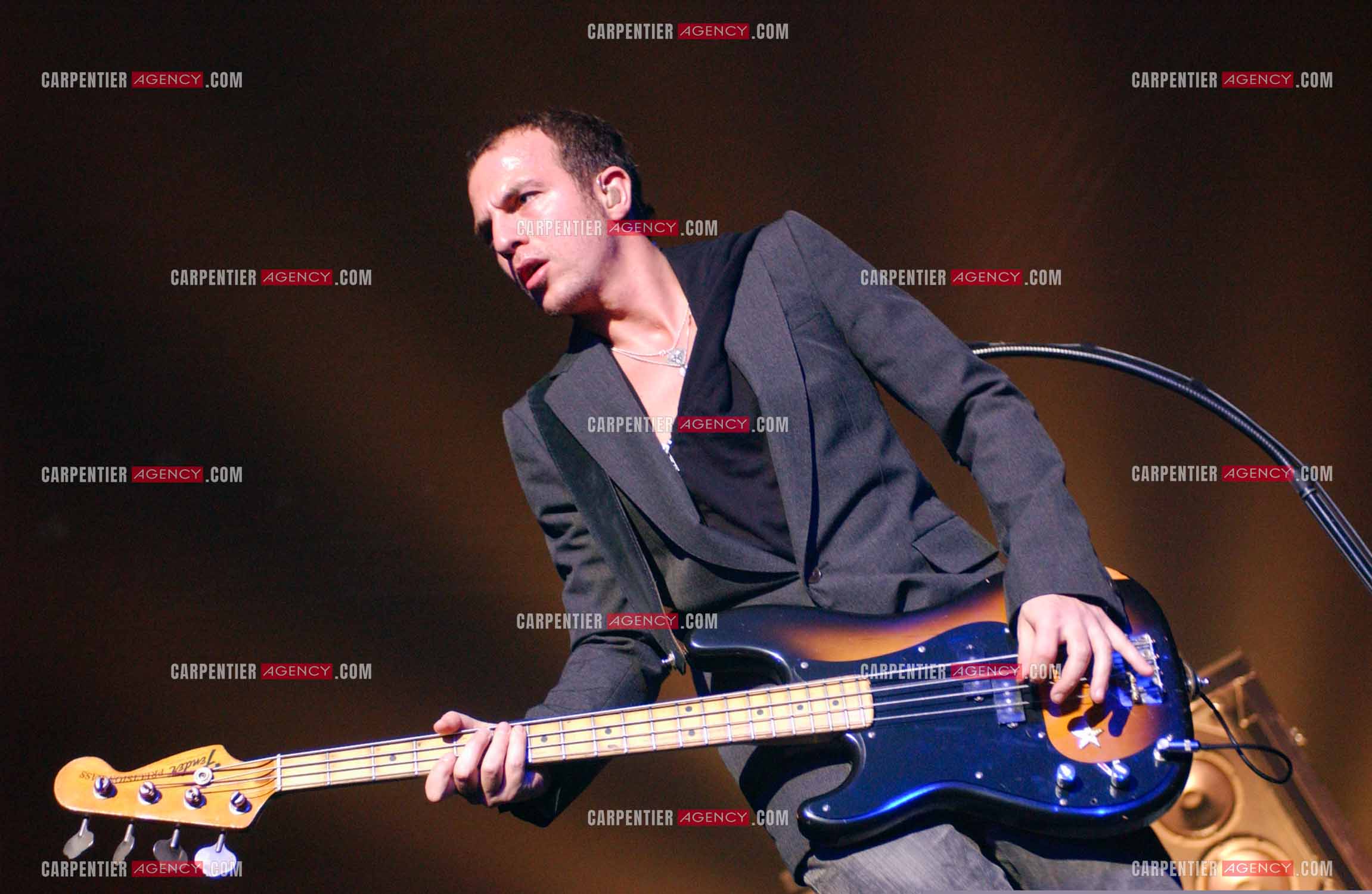 Le chanteur Calogero Maurici, dit Calogero en concert au Zénith de Paris le 08 avril 2005.
