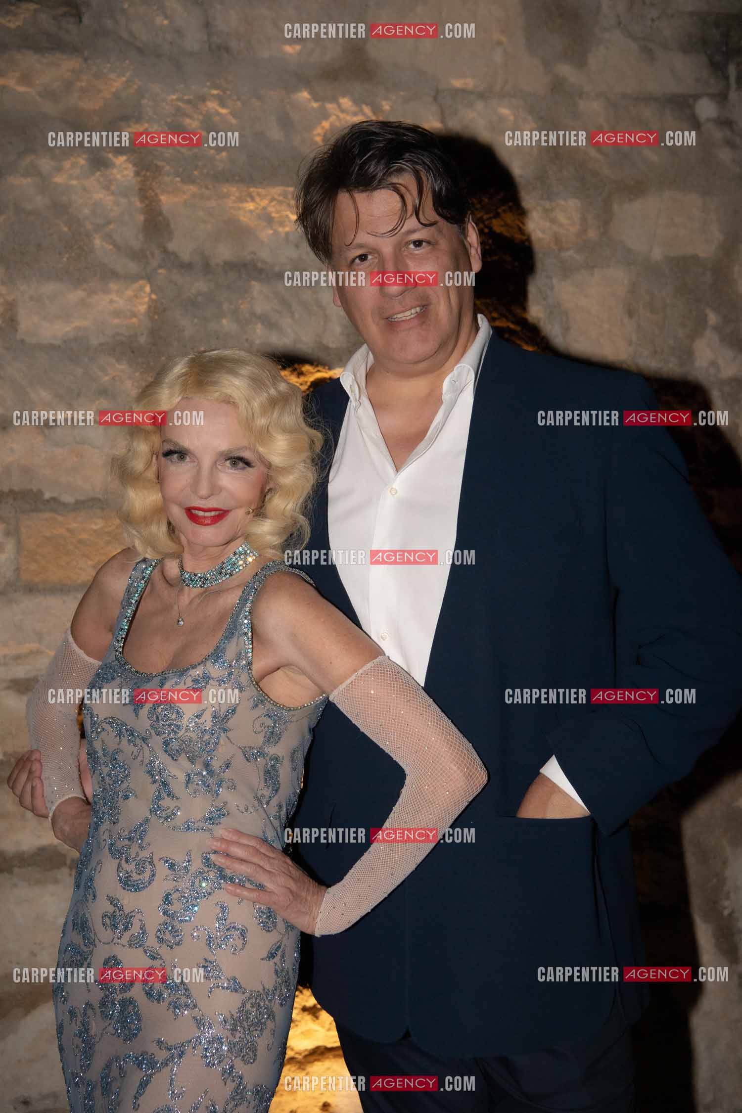 L'actrice Cyrielle Clair dans le rôle de Marlène Dietrich lors du festival Pierre Cardin à Lacoste en 2024. Cyrielle Clair aux côtés de Rodrigo Basilicati-Cardin. ( Exclusif )