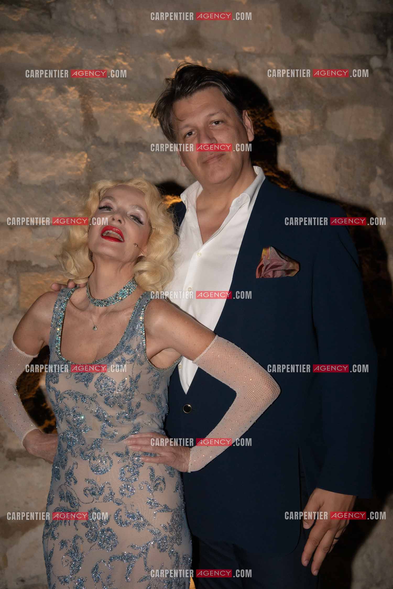 L'actrice Cyrielle Clair dans le rôle de Marlène Dietrich lors du festival Pierre Cardin à Lacoste en 2024. Cyrielle Clair aux côtés de Rodrigo Basilicati-Cardin. ( Exclusif )
