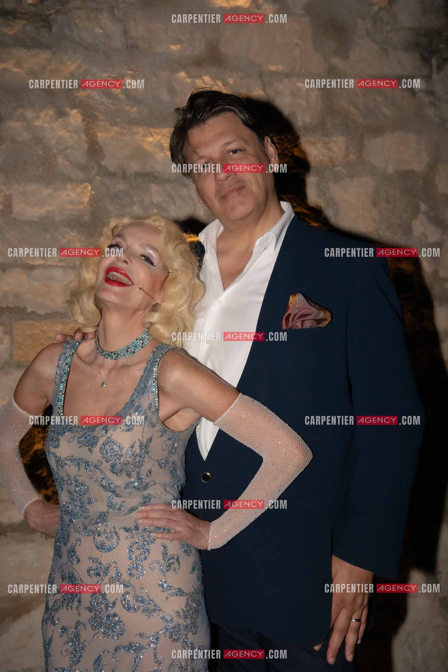 L'actrice Cyrielle Clair dans le rôle de Marlène Dietrich lors du festival Pierre Cardin à Lacoste en 2024. Cyrielle Clair aux côtés de Rodrigo Basilicati-Cardin. ( Exclusif )