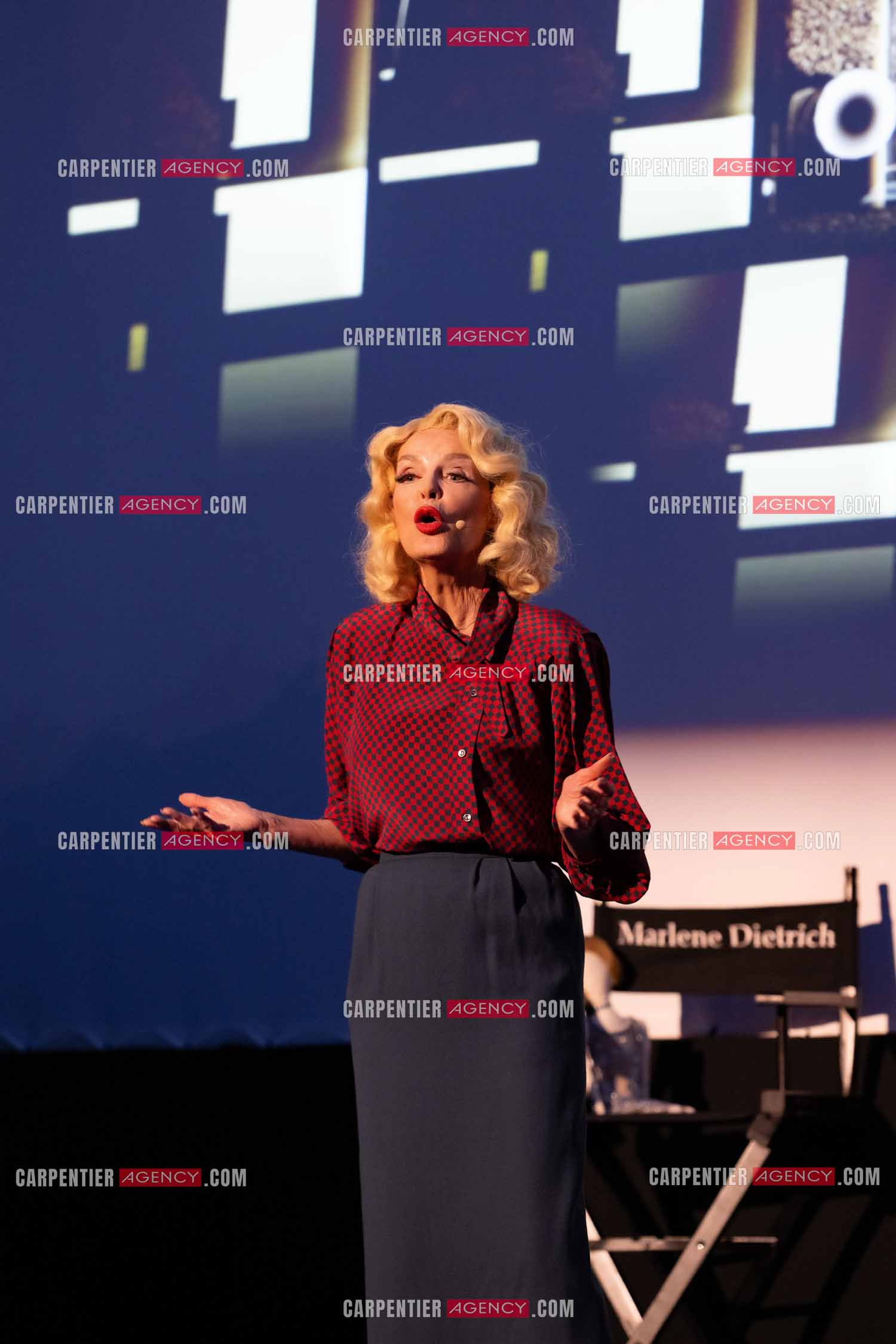 L'actrice Cyrielle Clair dans le rôle de “Marlène Dietrich conféssions intimes“ lors du festival Pierre Cardin à Lacoste en 2024.  ( Exclusif )