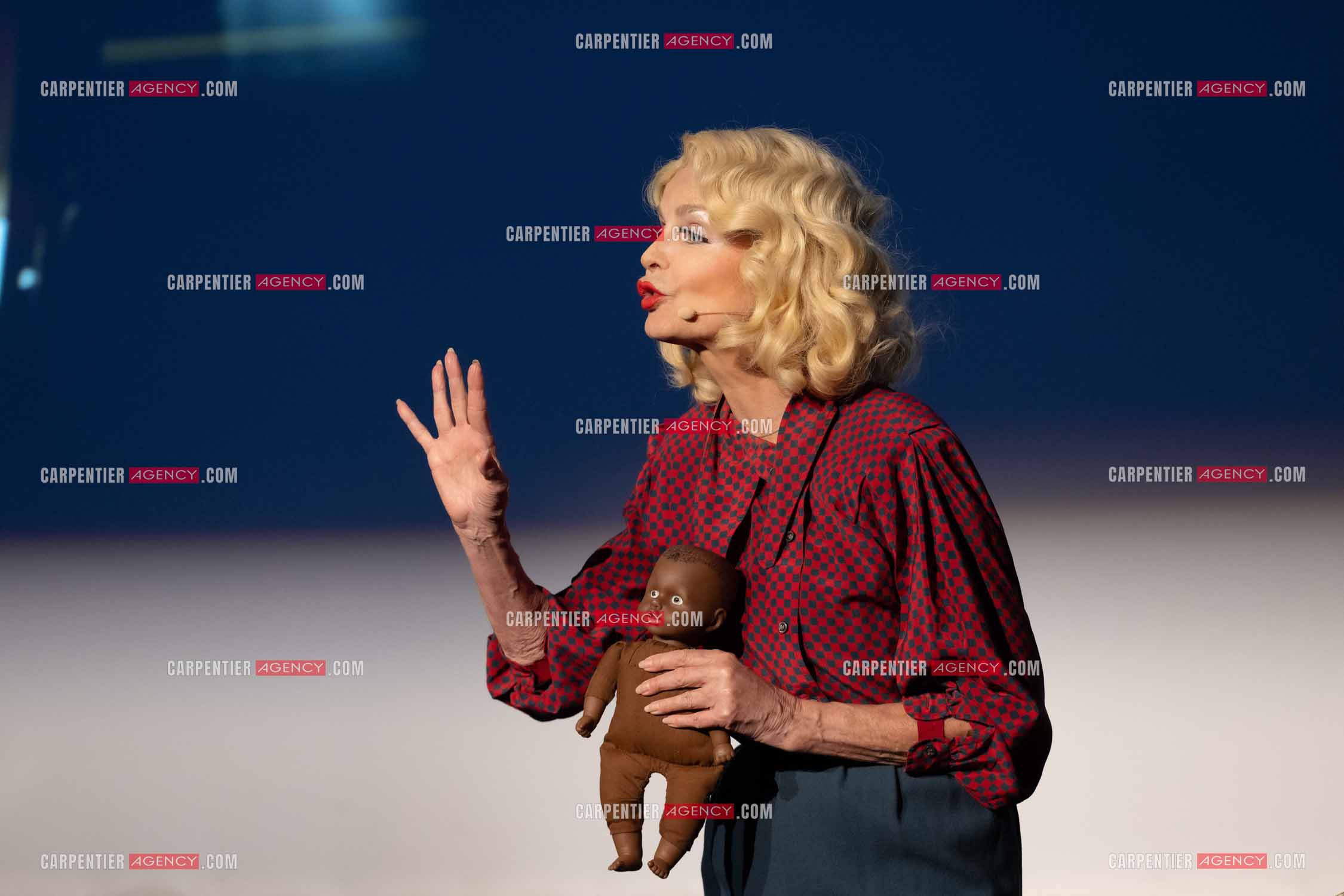 L'actrice Cyrielle Clair dans le rôle de “Marlène Dietrich conféssions intimes“ lors du festival Pierre Cardin à Lacoste en 2024.  ( Exclusif )