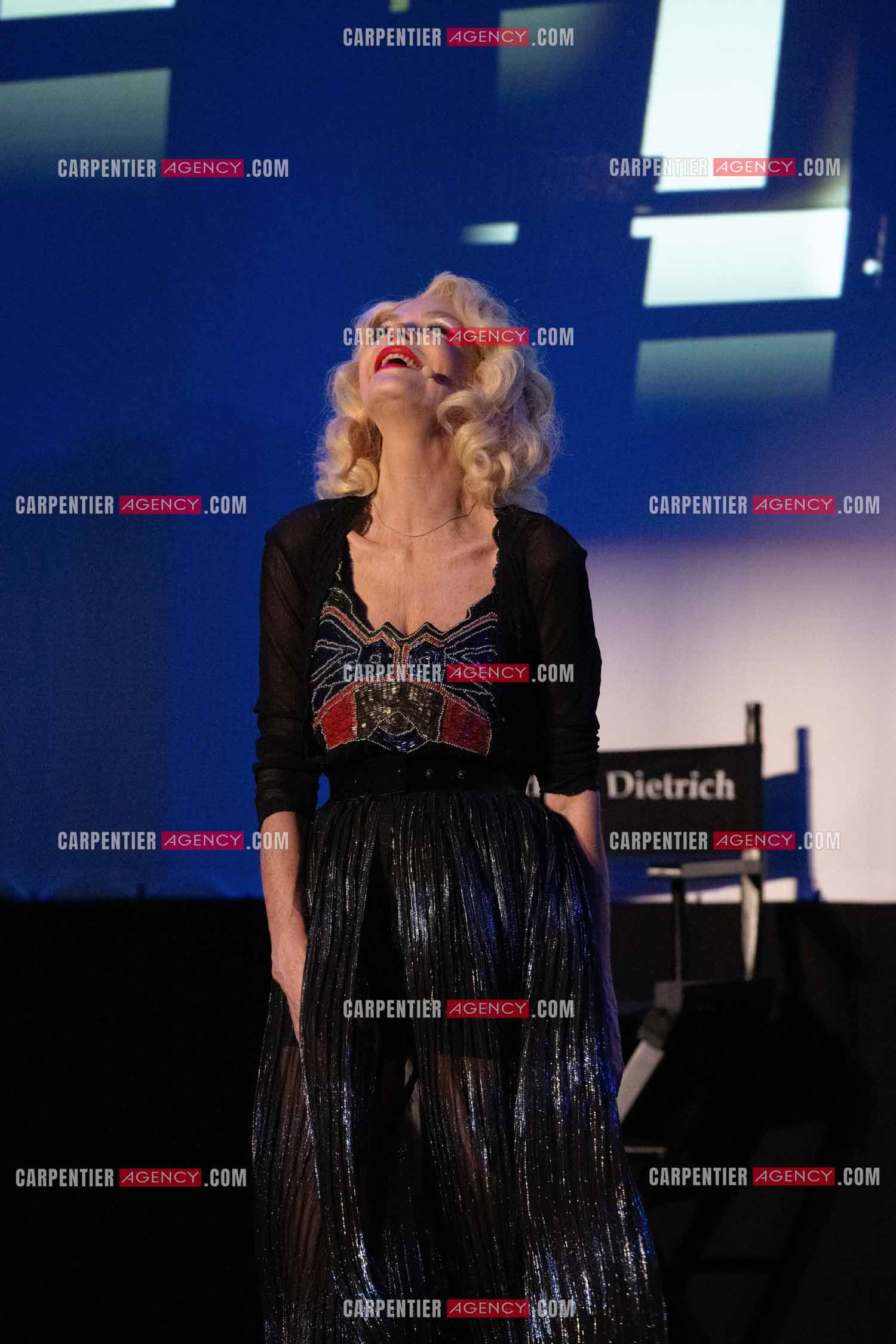 L'actrice Cyrielle Clair dans le rôle de “Marlène Dietrich conféssions intimes“ lors du festival Pierre Cardin à Lacoste en 2024.  ( Exclusif )