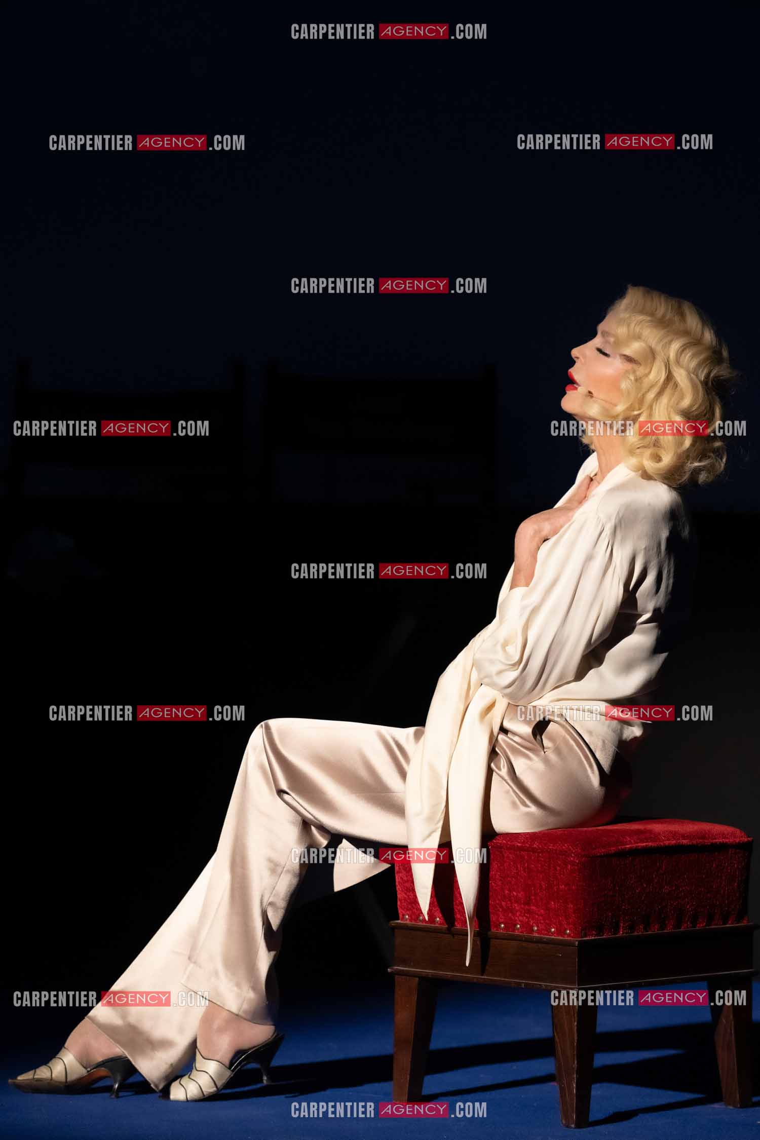 L'actrice Cyrielle Clair dans le rôle de “Marlène Dietrich conféssions intimes“ lors du festival Pierre Cardin à Lacoste en 2024.  ( Exclusif )