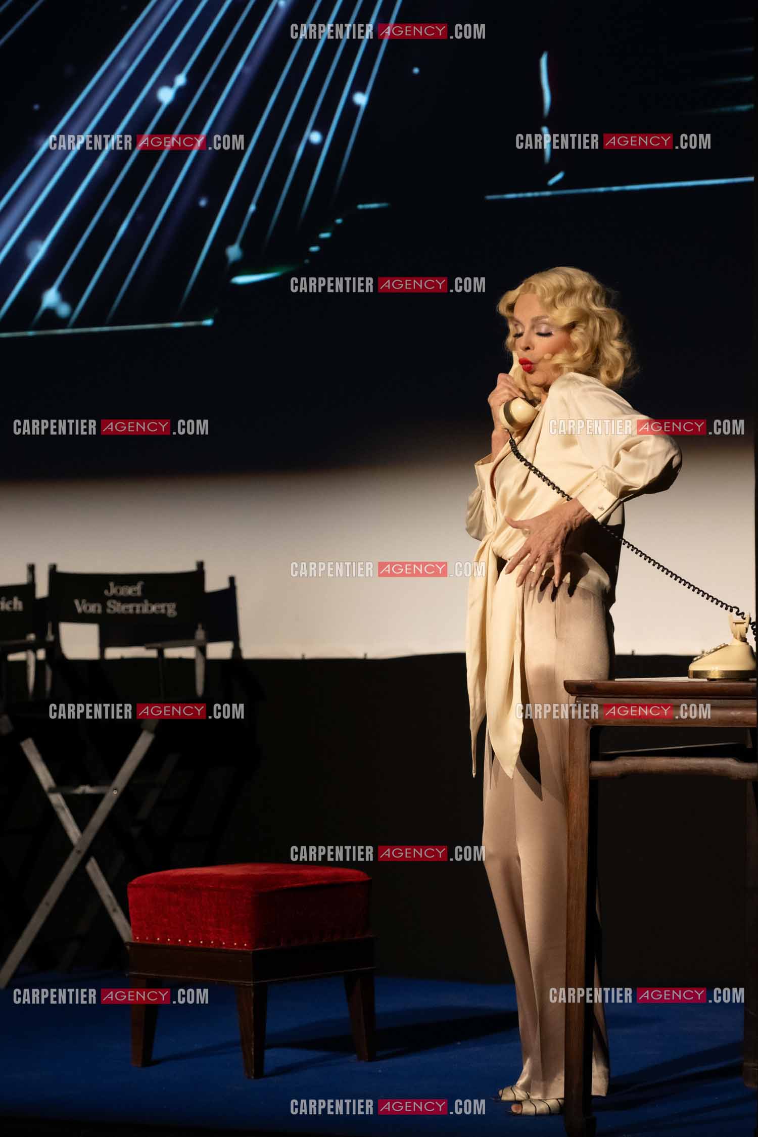 L'actrice Cyrielle Clair dans le rôle de “Marlène Dietrich conféssions intimes“ lors du festival Pierre Cardin à Lacoste en 2024.  ( Exclusif )