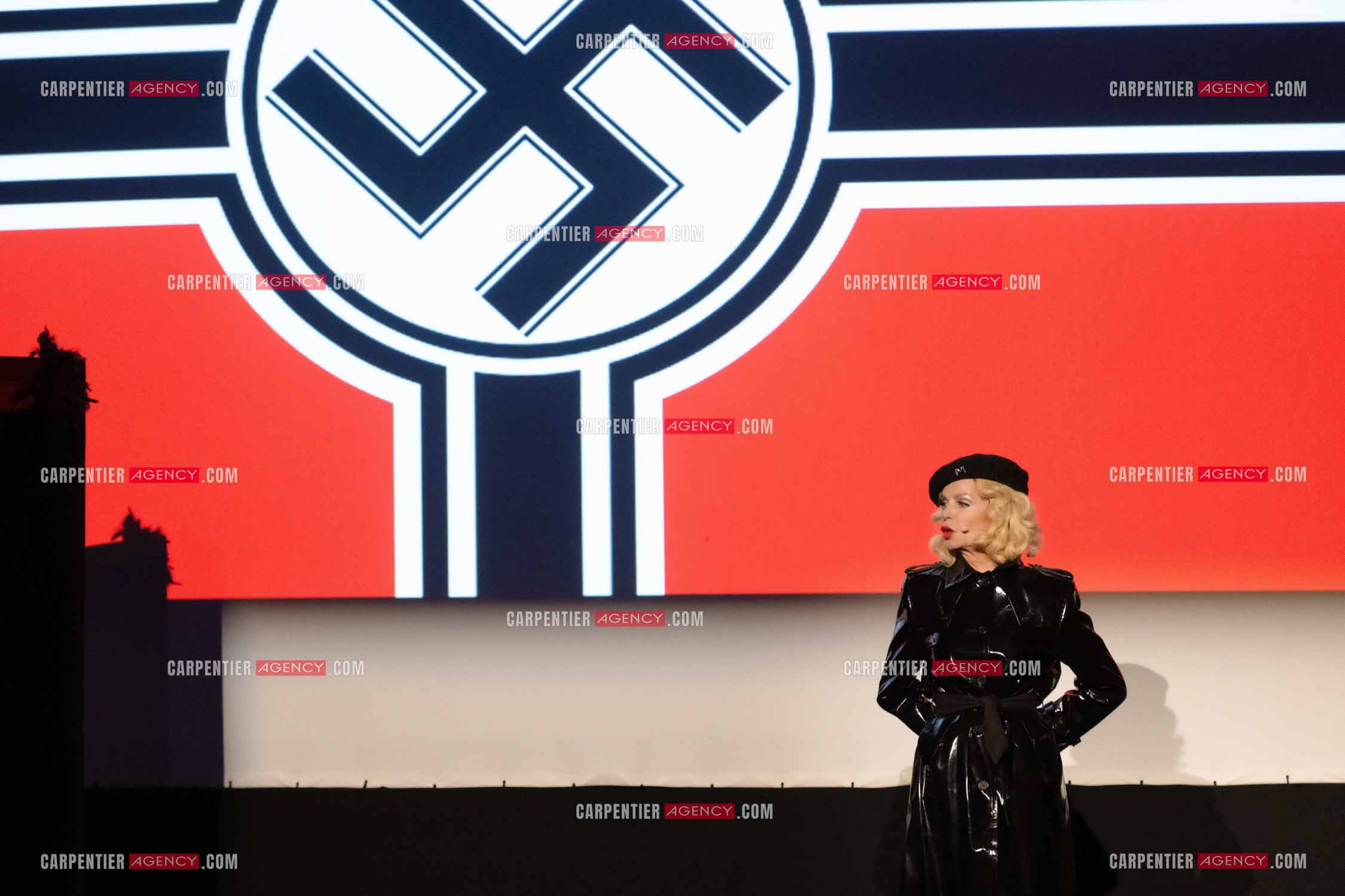 L'actrice Cyrielle Clair dans le rôle de “Marlène Dietrich conféssions intimes“ lors du festival Pierre Cardin à Lacoste en 2024.  ( Exclusif )