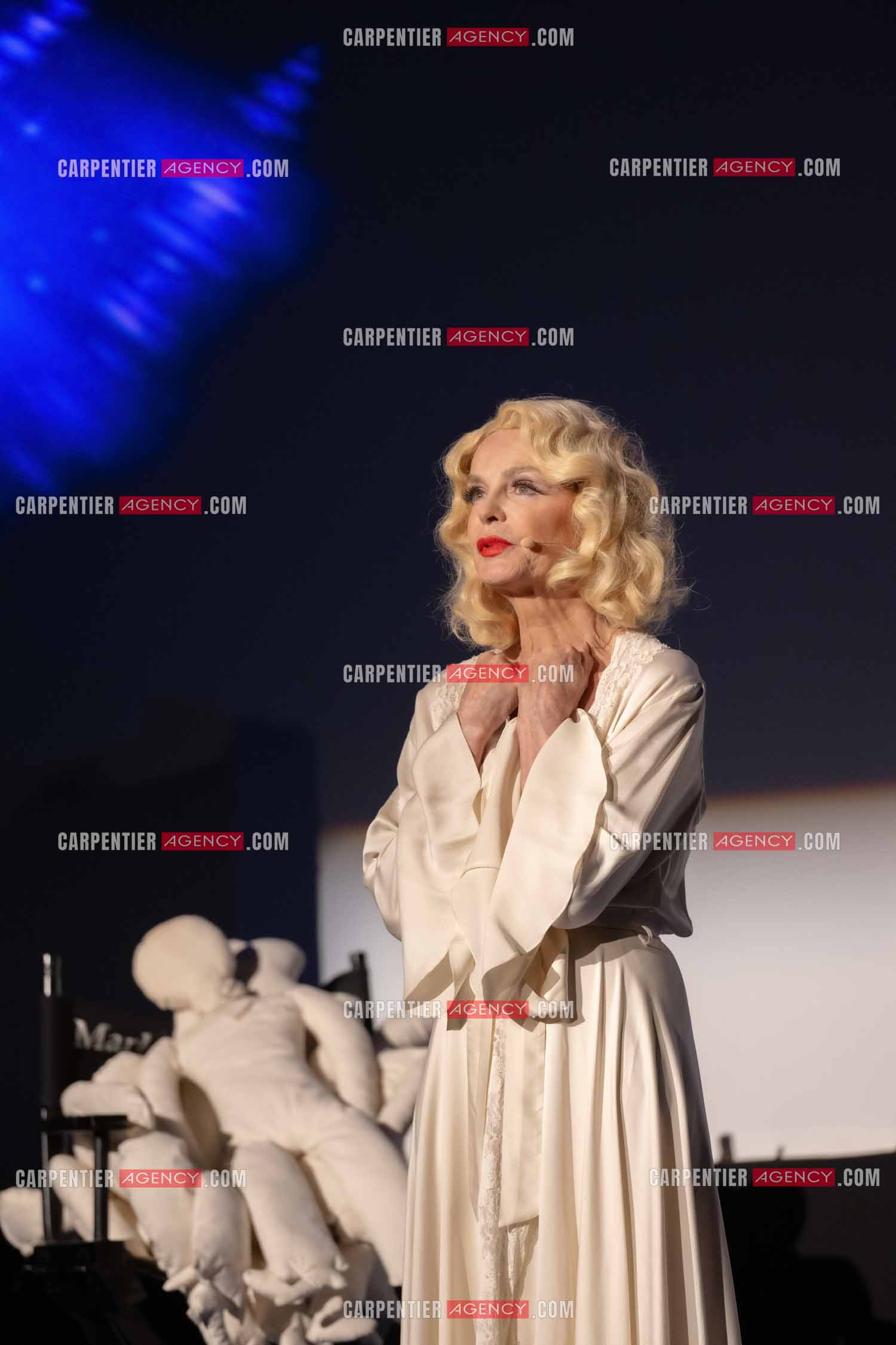L'actrice Cyrielle Clair dans le rôle de “Marlène Dietrich conféssions intimes“ lors du festival Pierre Cardin à Lacoste en 2024.  ( Exclusif )