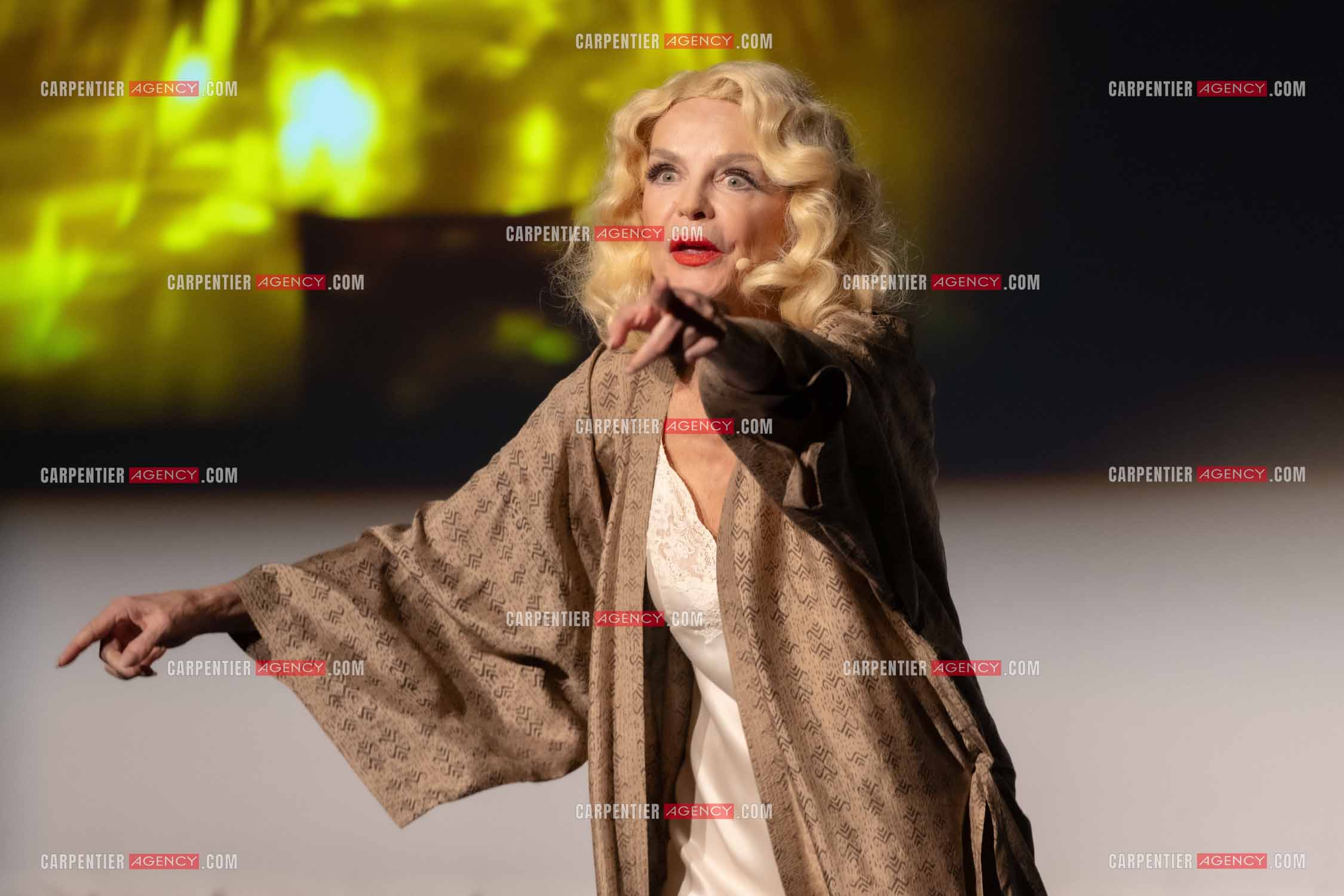 L'actrice Cyrielle Clair dans le rôle de “Marlène Dietrich conféssions intimes“ lors du festival Pierre Cardin à Lacoste en 2024.  ( Exclusif )