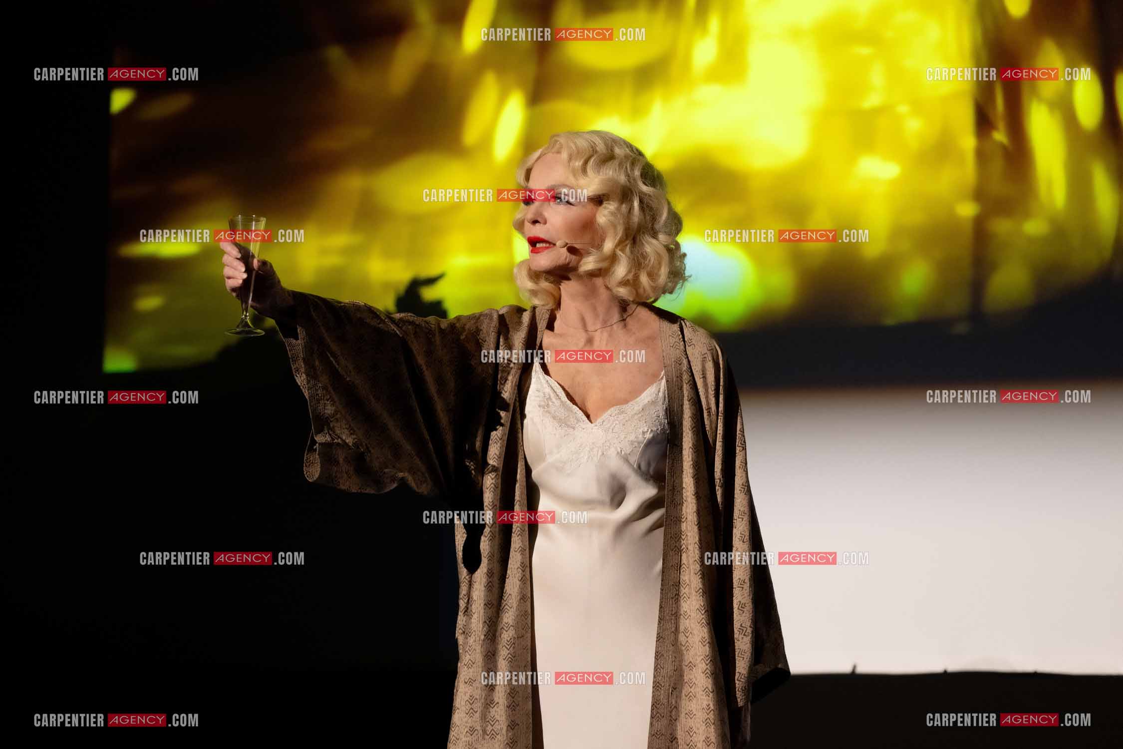 L'actrice Cyrielle Clair dans le rôle de “Marlène Dietrich conféssions intimes“ lors du festival Pierre Cardin à Lacoste en 2024.  ( Exclusif )