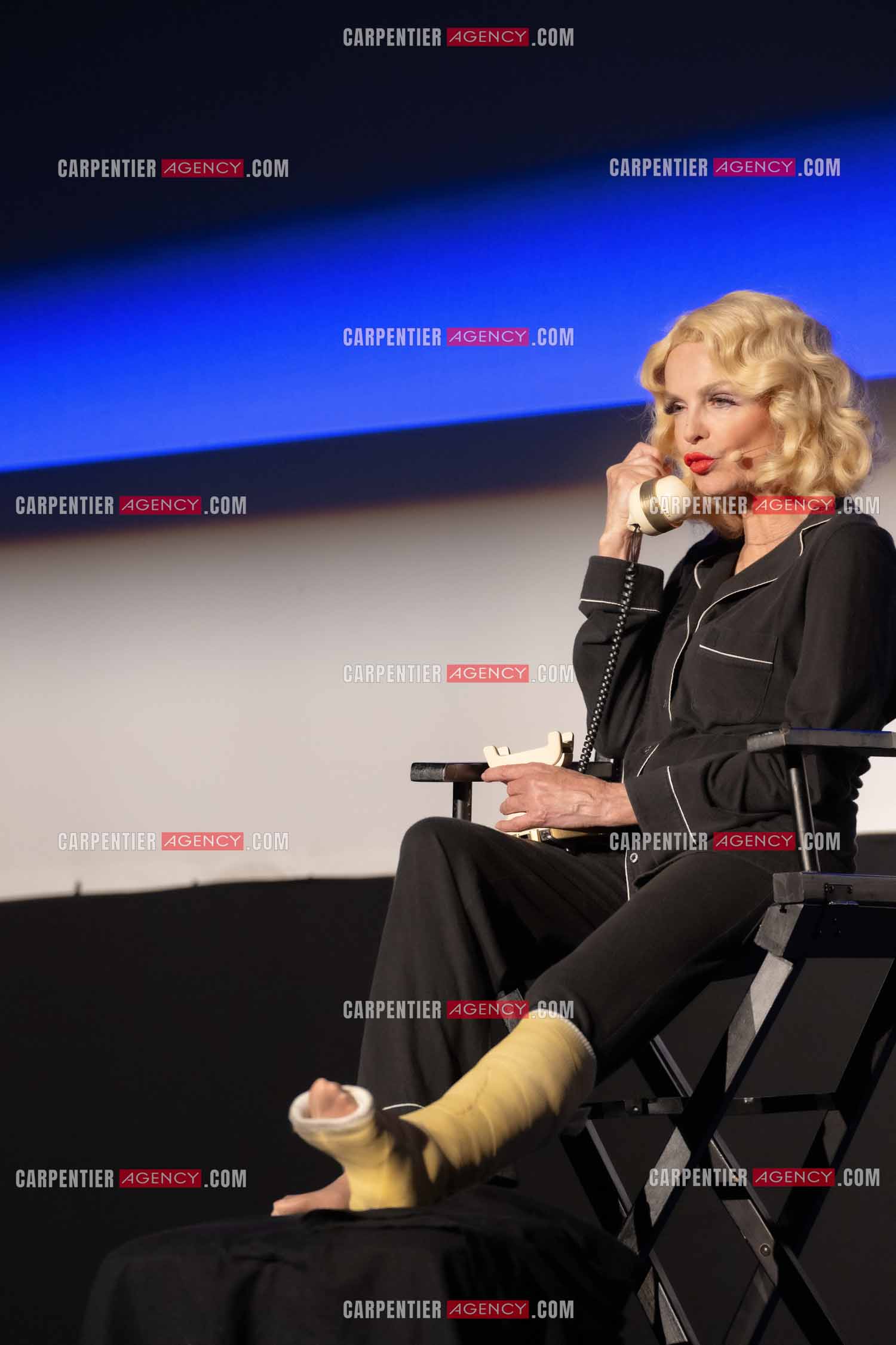 L'actrice Cyrielle Clair dans le rôle de “Marlène Dietrich conféssions intimes“ lors du festival Pierre Cardin à Lacoste en 2024.  ( Exclusif )