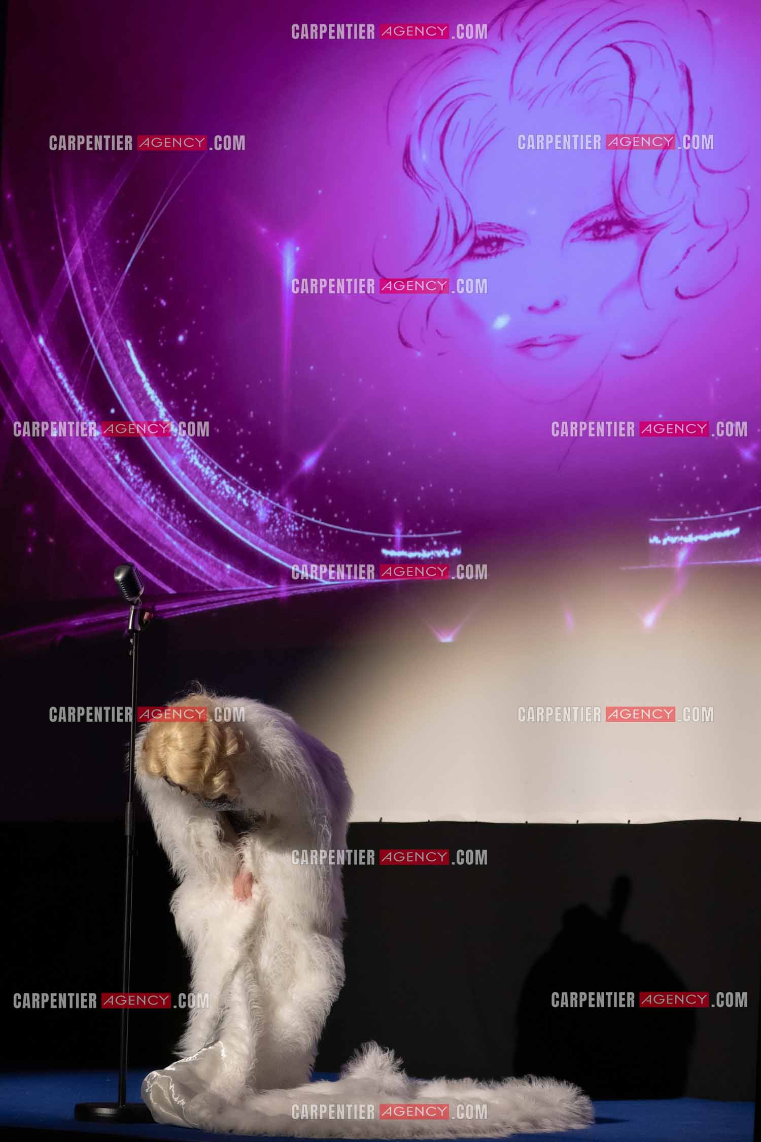 L'actrice Cyrielle Clair dans le rôle de “Marlène Dietrich conféssions intimes“ lors du festival Pierre Cardin à Lacoste en 2024.  ( Exclusif )