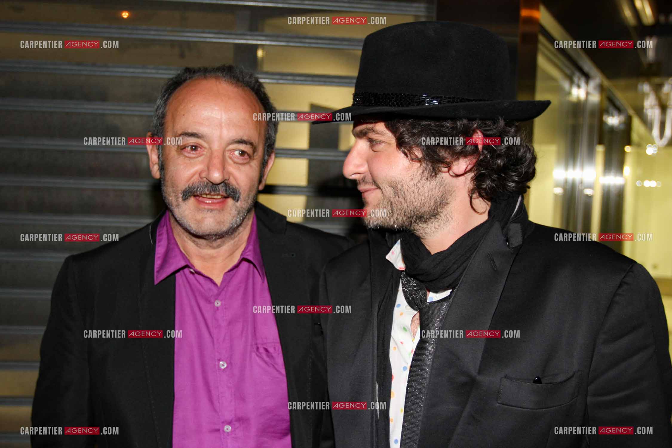 Le chanteur Matthieu Chedid dit “M“ avec son père Louis Chedid au festival de cannes en 2010.  ( Exclusif )