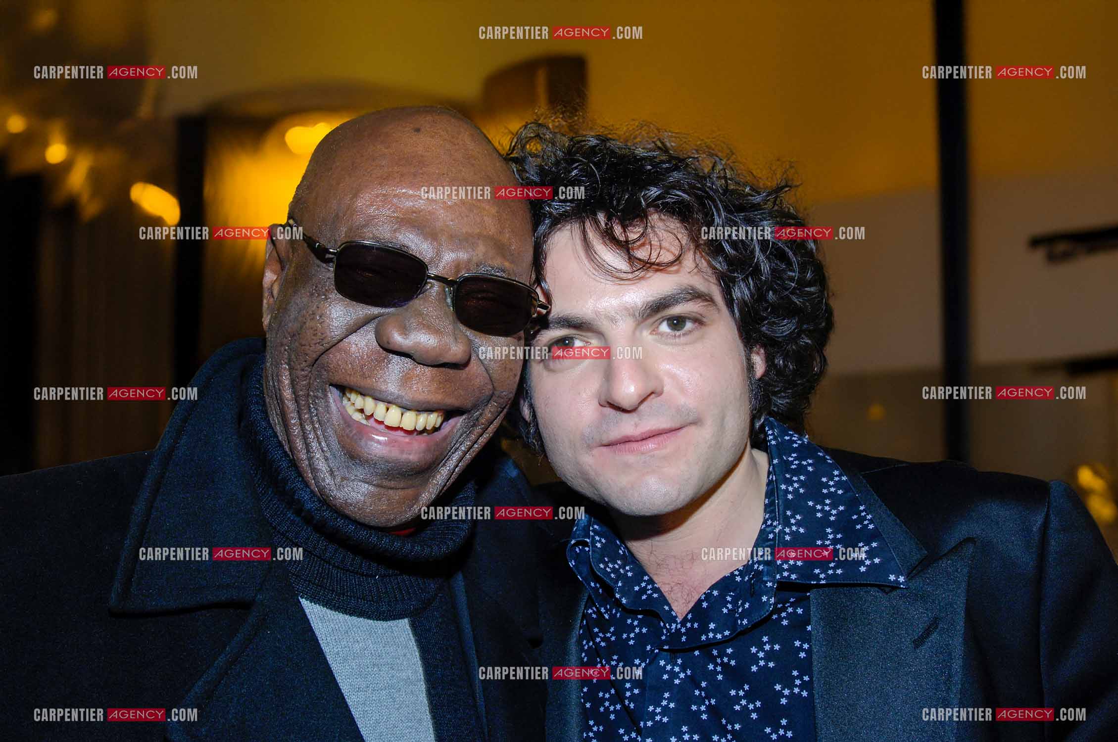 Le chanteur Matthieu Chedid dit “M“ et Manu Dibango lors des Victoires de la musique au Zénith de Paris en 2007.