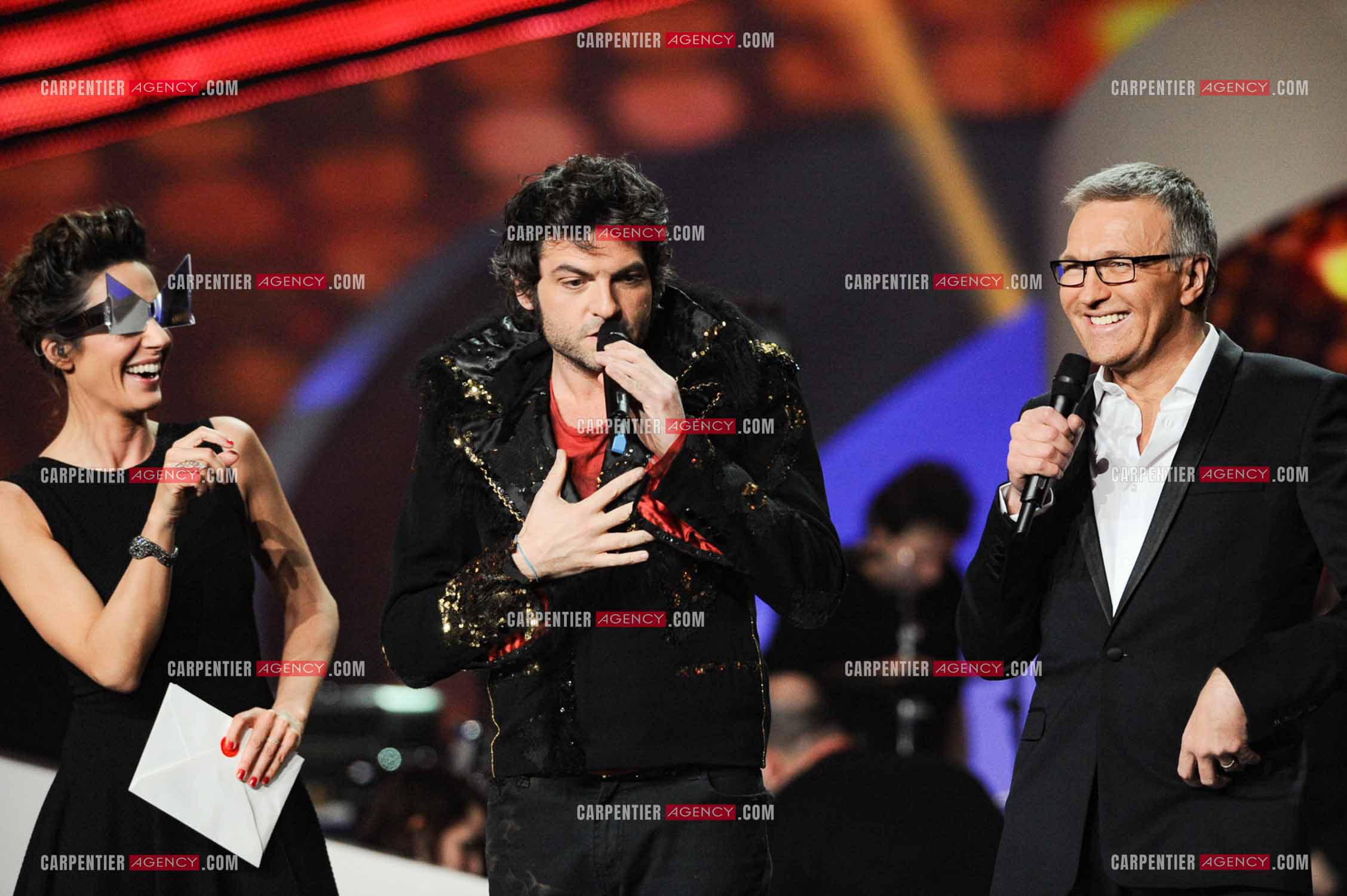 Le chanteur Matthieu Chédid dit M lors des Victoires de la musique en 2013 présentées par Virginie Guilhaume et Laurent Ruquier pour trois nominations. Artiste interprète masculin de l'année, album de chansons de l'année et vidéo-clip de l'année