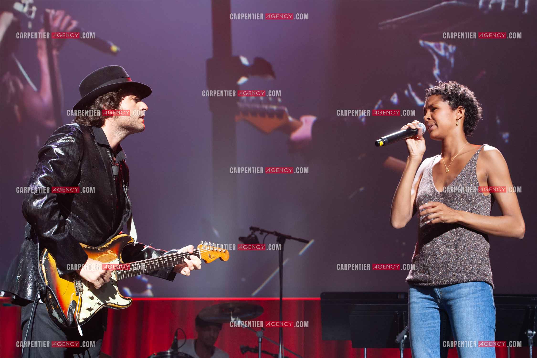 Concert au Zénith de Paris donné pour la journée internationale de la paix. Le chanteur Matthieu Chedid, dit “ M “ accompagne la chanteuse allemande Ayo.  ( Exclusif )