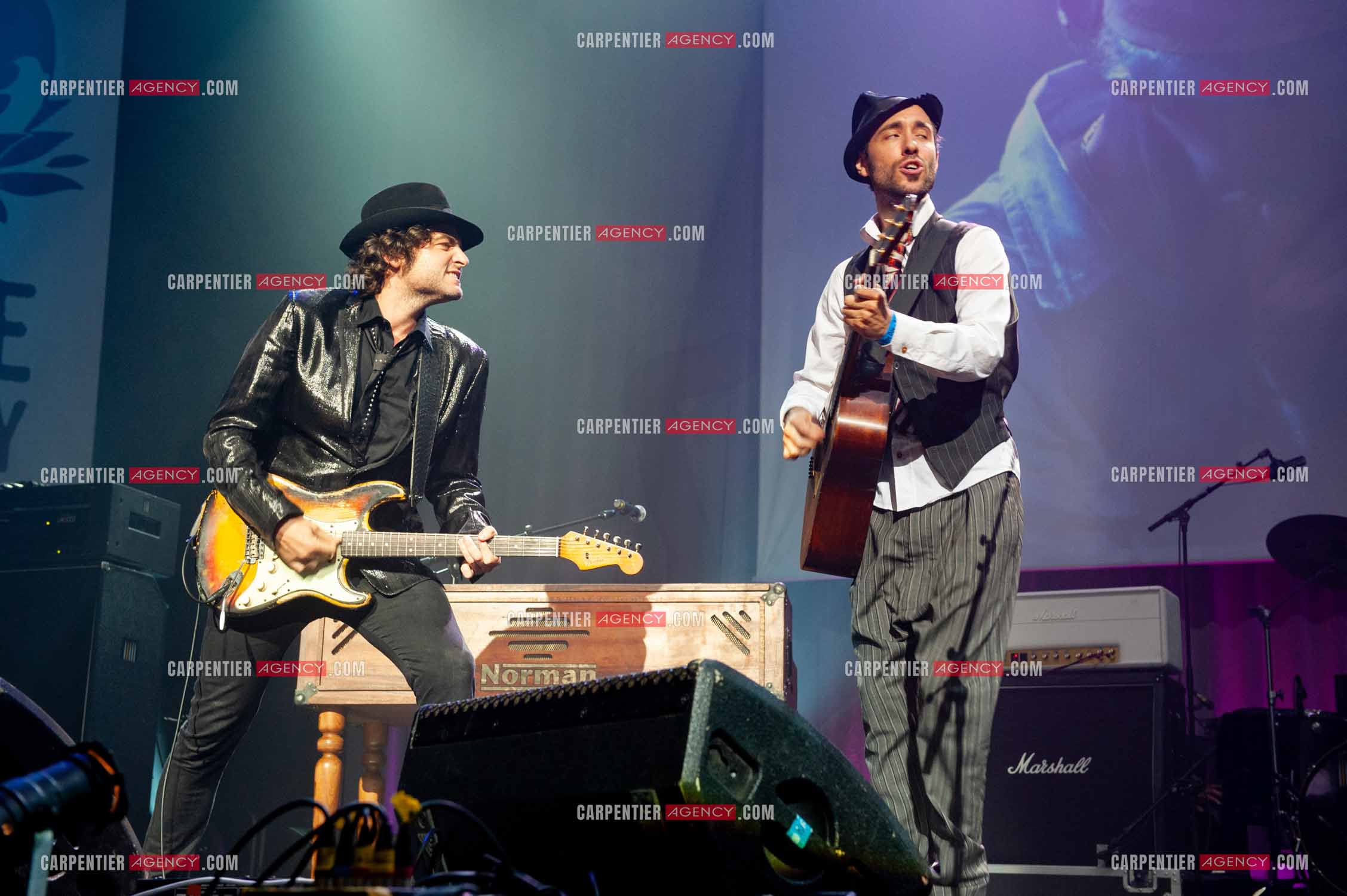 Concert au Zénith de Paris donné pour la journée internationale de la paix. Le chanteur Matthieu Chedid, dit “ M “ accompagne le chanteur Charlie Winston.  ( Exclusif )