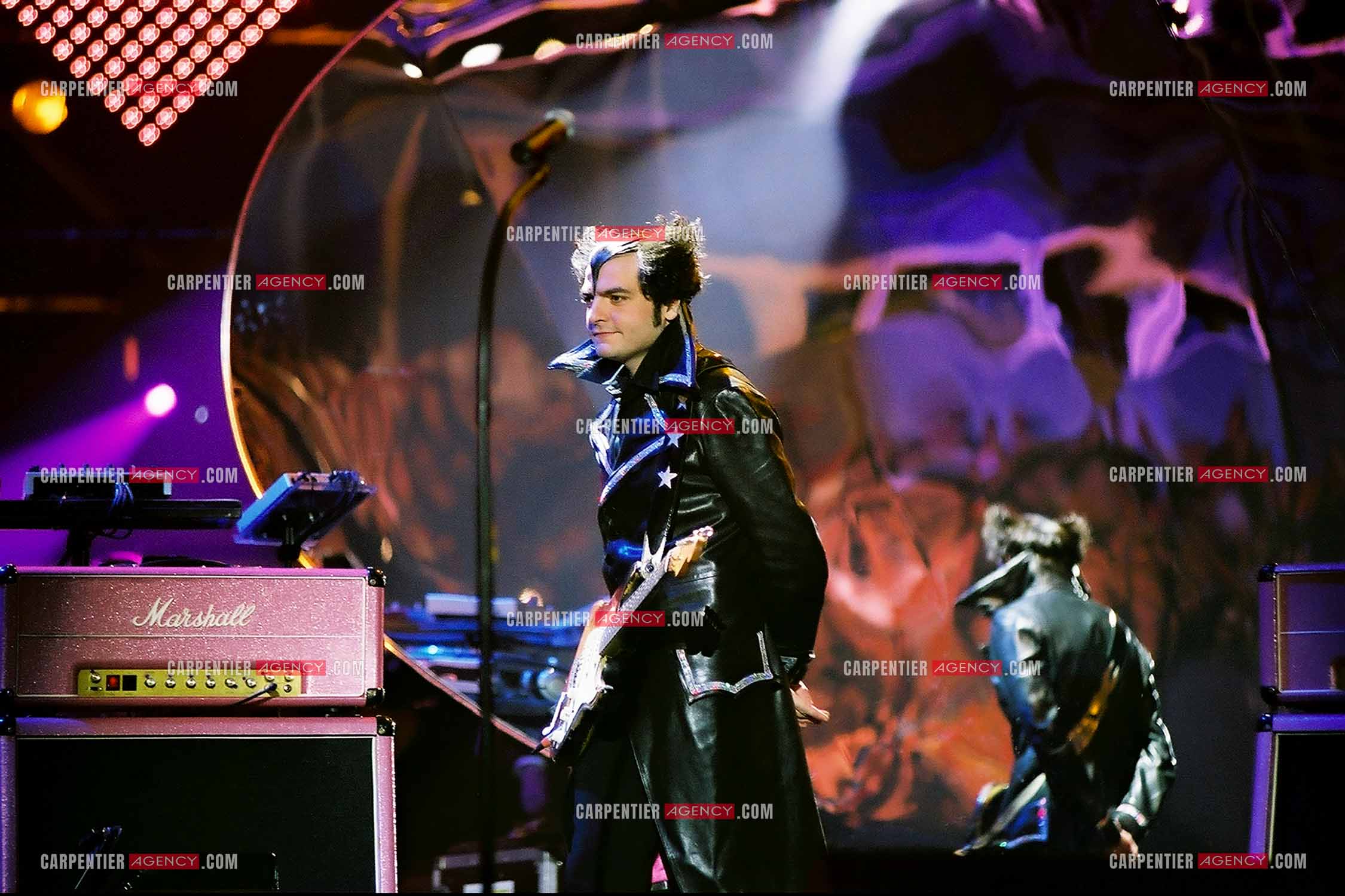 Le chanteur Matthieu Chedid dit “M“ remporte quatre trophées en une seule édition, la victoire pour l'artiste interprète masculin de l’année,  la victoire pour l'album de chansons (variétés) pour le titre “Qui 2 nous 2“, la Victoire spectacle, tournée et concert de l'année pour “M à l’Olympia et en tournée“, et la victoire du DVD musical pour “Les leçons de musique de -M-“ lors des Victoires de la musique au Zénith de Paris en 2005.