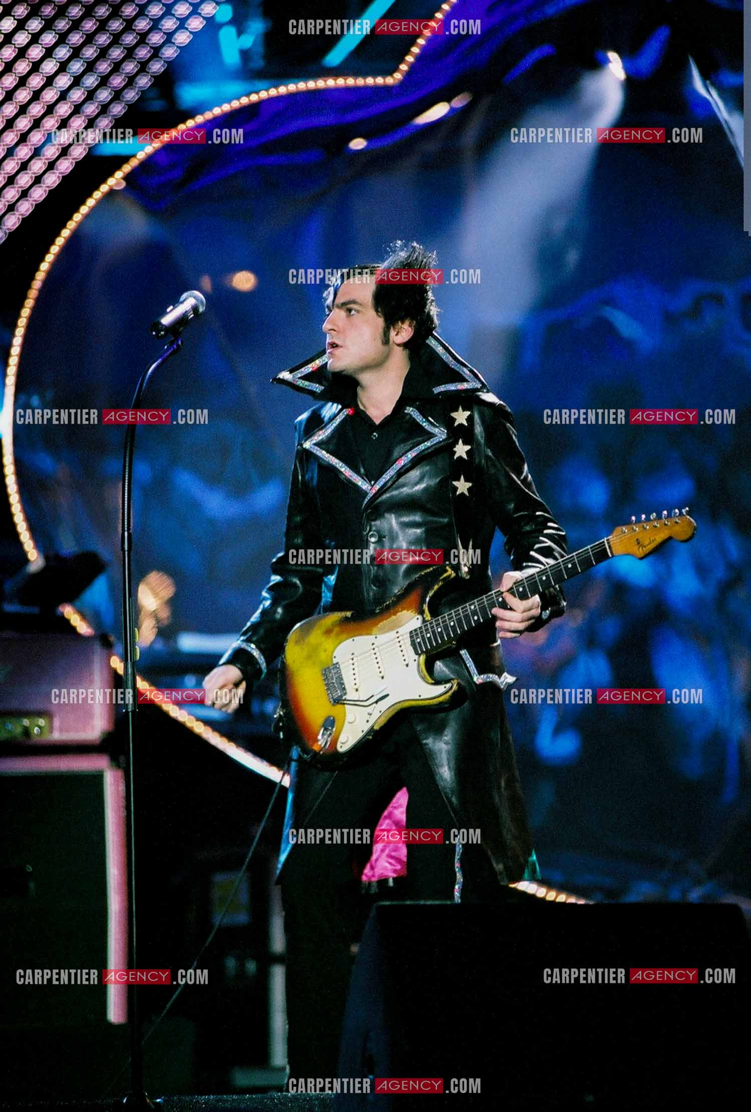 Le chanteur Matthieu Chedid dit “M“ remporte quatre trophées en une seule édition, la victoire pour l'artiste interprète masculin de l’année,  la victoire pour l'album de chansons (variétés) pour le titre “Qui 2 nous 2“, la Victoire spectacle, tournée et concert de l'année pour “M à l’Olympia et en tournée“, et la victoire du DVD musical pour “Les leçons de musique de -M-“ lors des Victoires de la musique au Zénith de Paris en 2005.