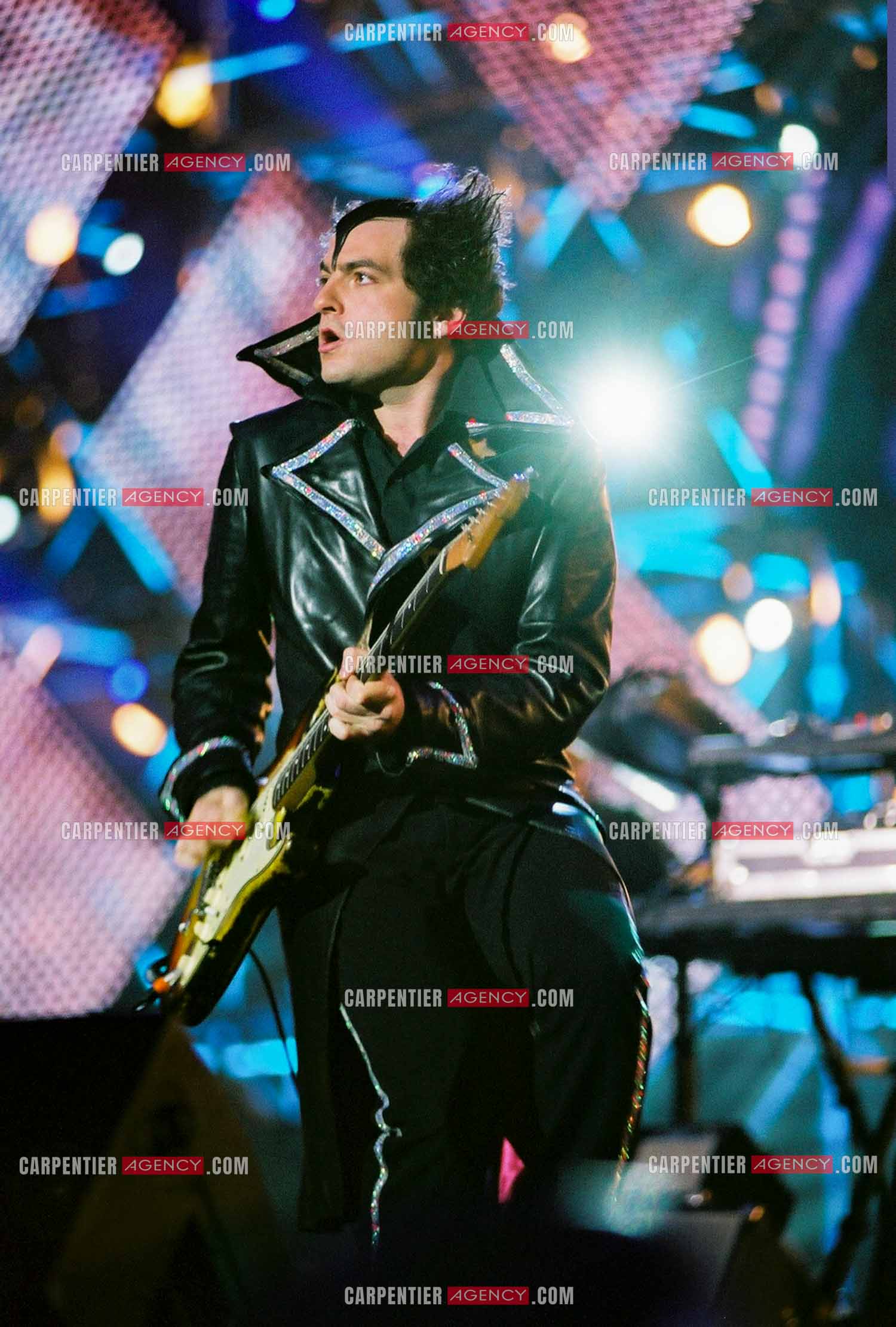 Le chanteur Matthieu Chedid dit “M“ remporte quatre trophées en une seule édition, la victoire pour l'artiste interprète masculin de l’année,  la victoire pour l'album de chansons (variétés) pour le titre “Qui 2 nous 2“, la Victoire spectacle, tournée et concert de l'année pour “M à l’Olympia et en tournée“, et la victoire du DVD musical pour “Les leçons de musique de -M-“ lors des Victoires de la musique au Zénith de Paris en 2005.