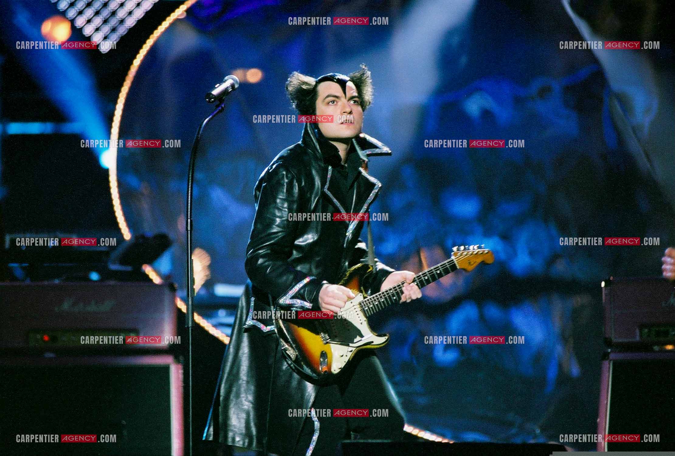 Le chanteur Matthieu Chedid dit “M“ remporte quatre trophées en une seule édition, la victoire pour l'artiste interprète masculin de l’année,  la victoire pour l'album de chansons (variétés) pour le titre “Qui 2 nous 2“, la Victoire spectacle, tournée et concert de l'année pour “M à l’Olympia et en tournée“, et la victoire du DVD musical pour “Les leçons de musique de -M-“ lors des Victoires de la musique au Zénith de Paris en 2005.