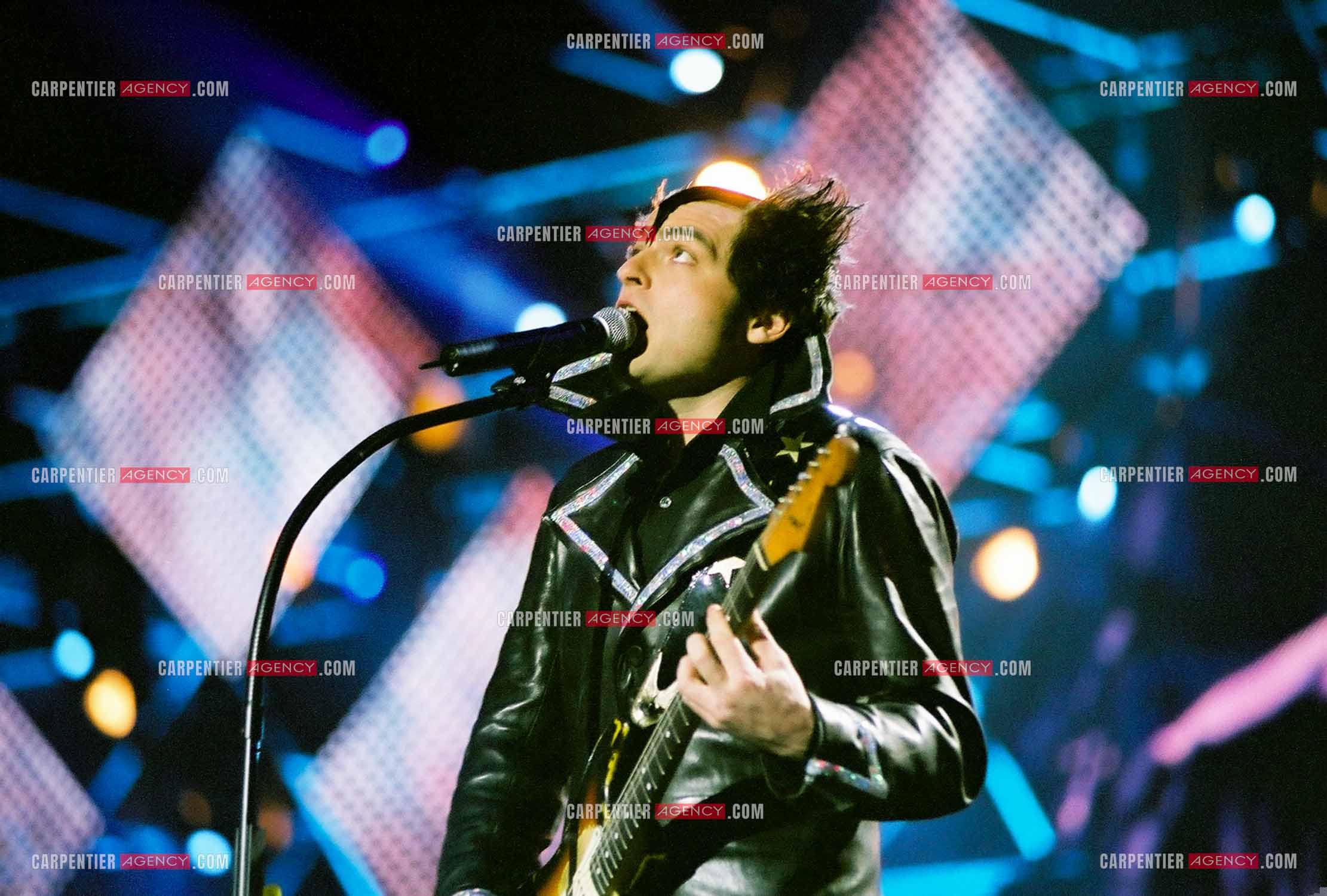 Le chanteur Matthieu Chedid dit “M“ remporte quatre trophées en une seule édition, la victoire pour l'artiste interprète masculin de l’année,  la victoire pour l'album de chansons (variétés) pour le titre “Qui 2 nous 2“, la Victoire spectacle, tournée et concert de l'année pour “M à l’Olympia et en tournée“, et la victoire du DVD musical pour “Les leçons de musique de -M-“ lors des Victoires de la musique au Zénith de Paris en 2005.