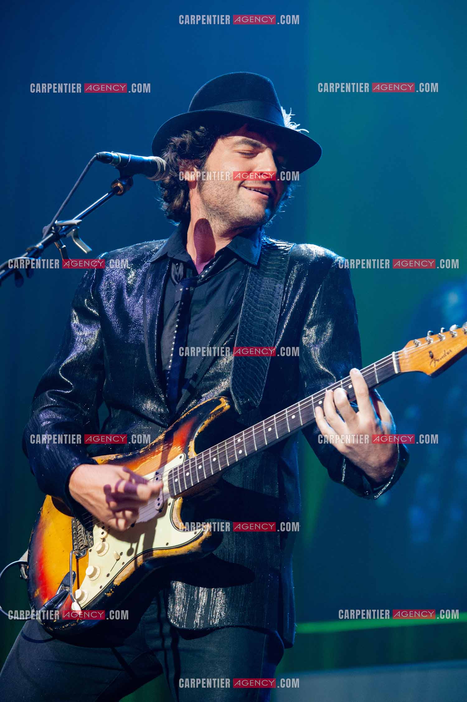 Concert au Zénith de Paris donné pour la journée internationale de la paix. Le chanteur Matthieu Chedid, dit “ M “.  ( Exclusif )