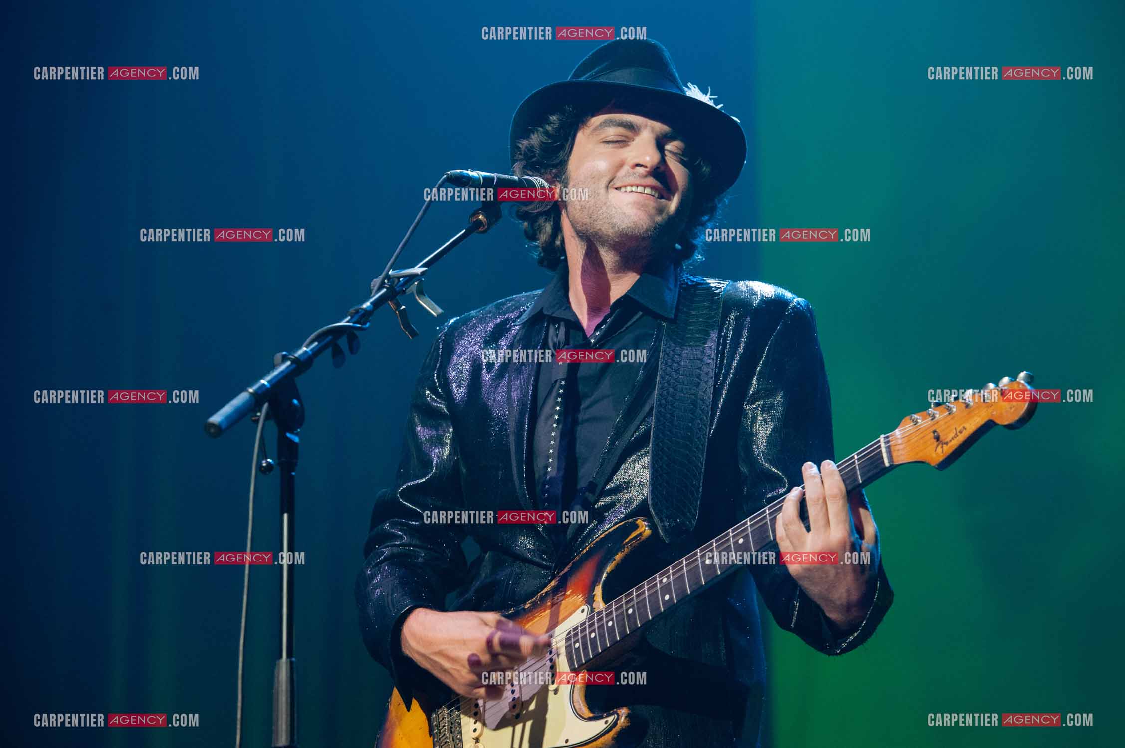 Concert au Zénith de Paris donné pour la journée internationale de la paix. Le chanteur Matthieu Chedid, dit “ M “.  ( Exclusif )