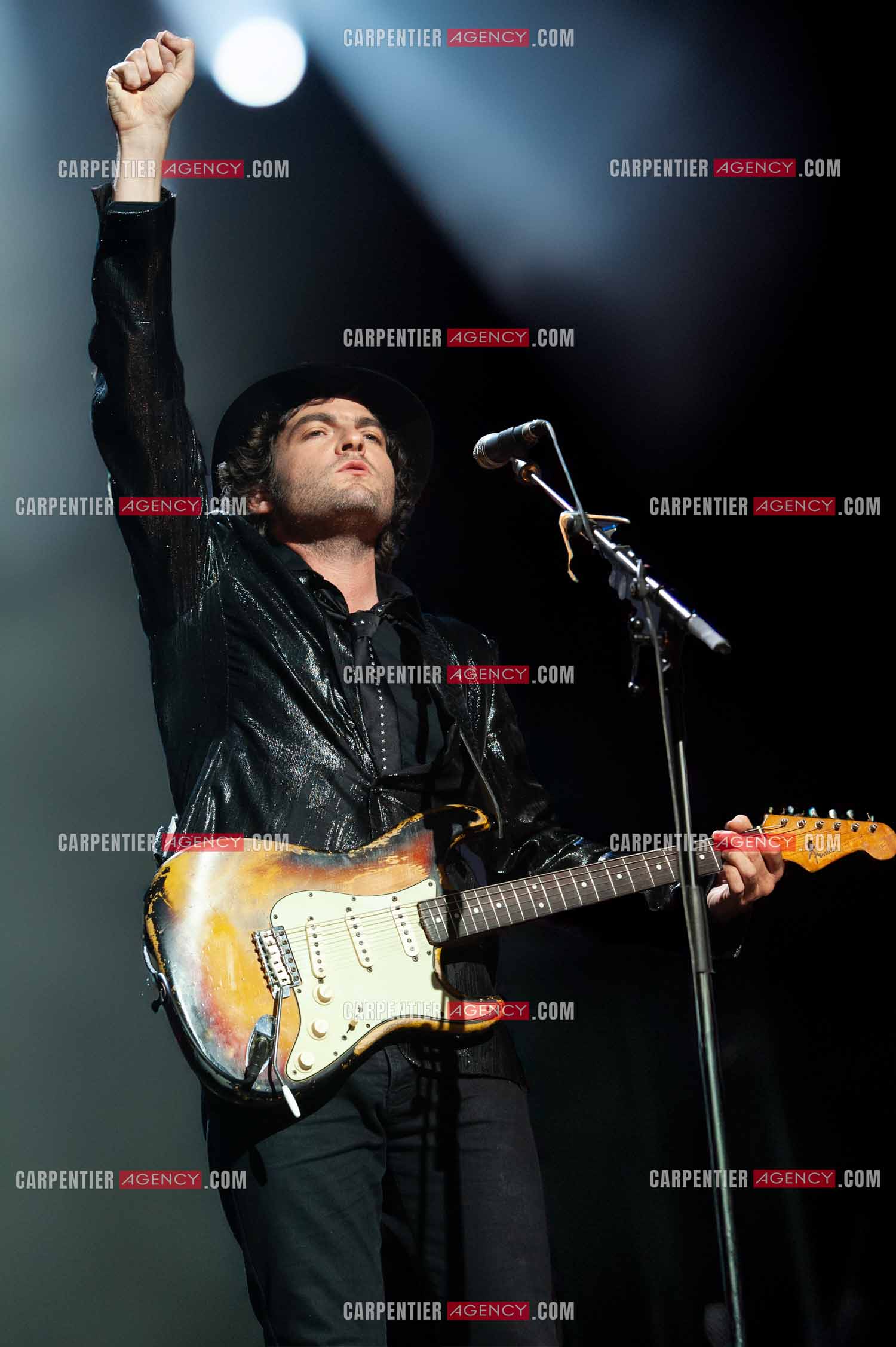 Concert au Zénith de Paris donné pour la journée internationale de la paix. Le chanteur Matthieu Chedid, dit “ M “.  ( Exclusif )