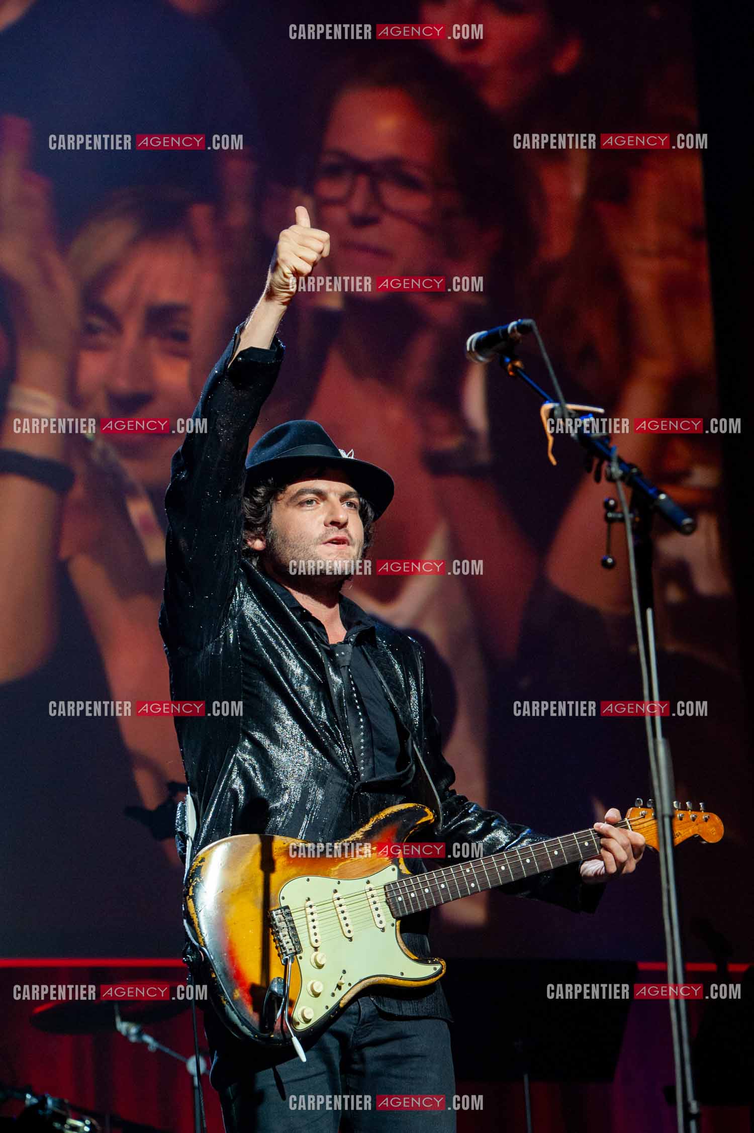 Concert au Zénith de Paris donné pour la journée internationale de la paix. Le chanteur Matthieu Chedid, dit “ M “.  ( Exclusif )