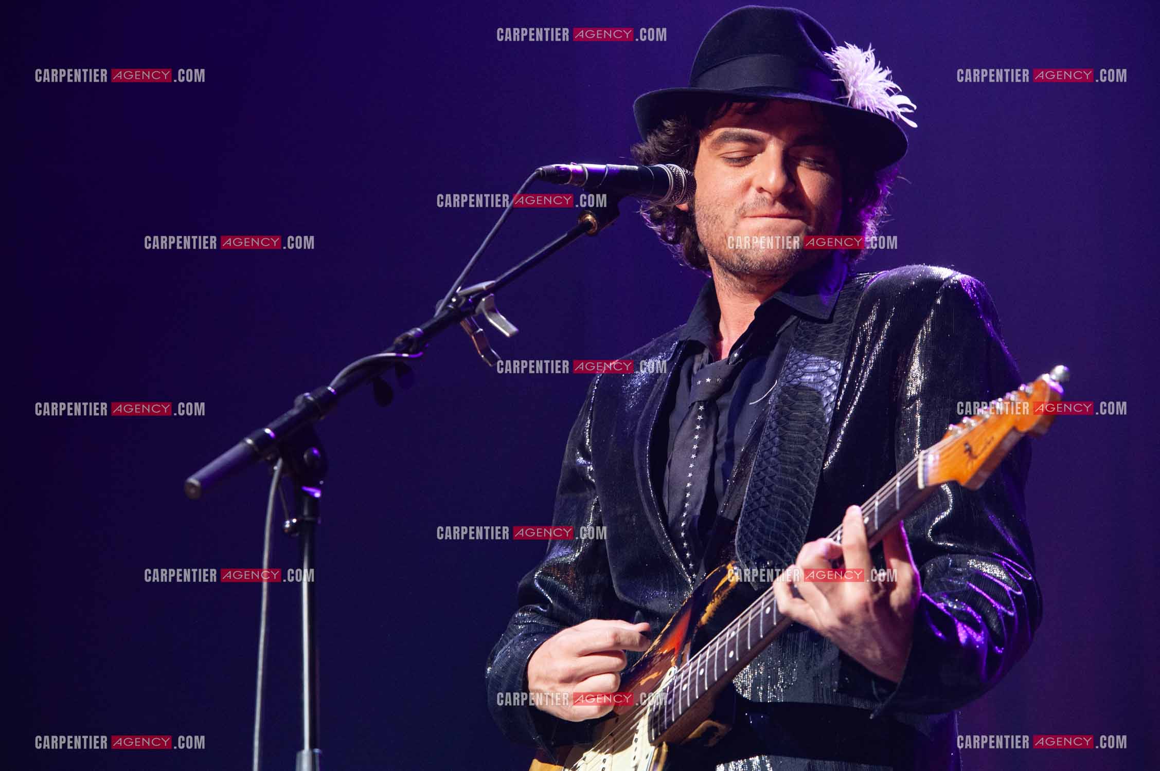 Concert au Zénith de Paris donné pour la journée internationale de la paix. Le chanteur Matthieu Chedid, dit “ M “.  ( Exclusif )