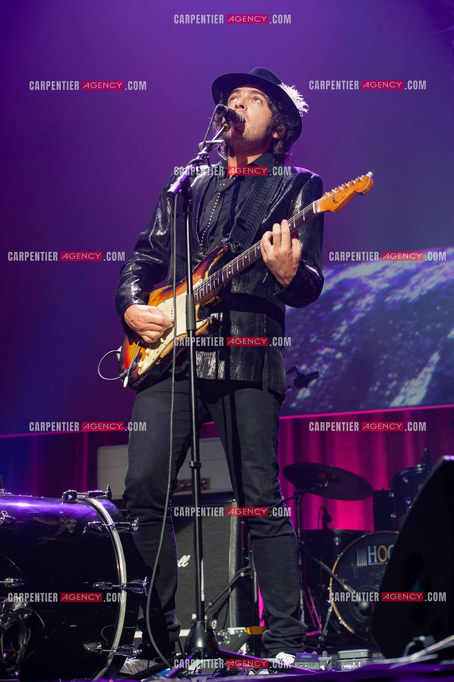 Concert au Zénith de Paris donné pour la journée internationale de la paix. Le chanteur Matthieu Chedid, dit “ M “.  ( Exclusif )