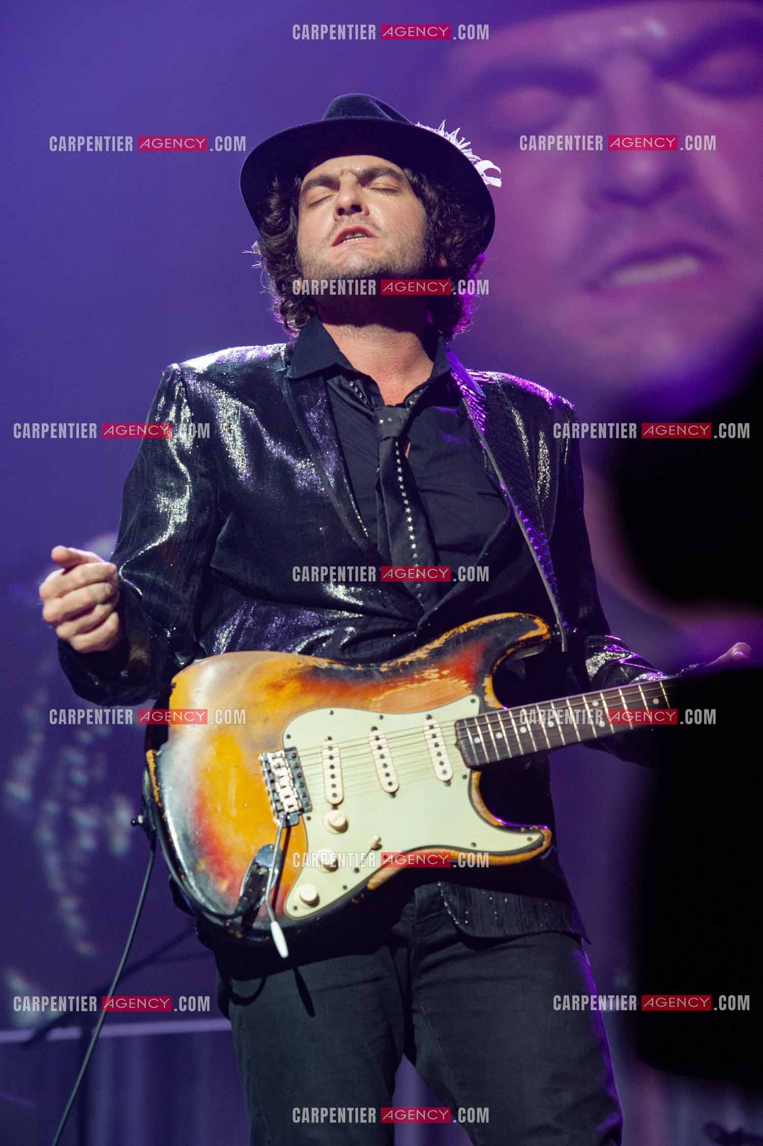 Concert au Zénith de Paris donné pour la journée internationale de la paix. Le chanteur Matthieu Chedid, dit “ M “.  ( Exclusif )