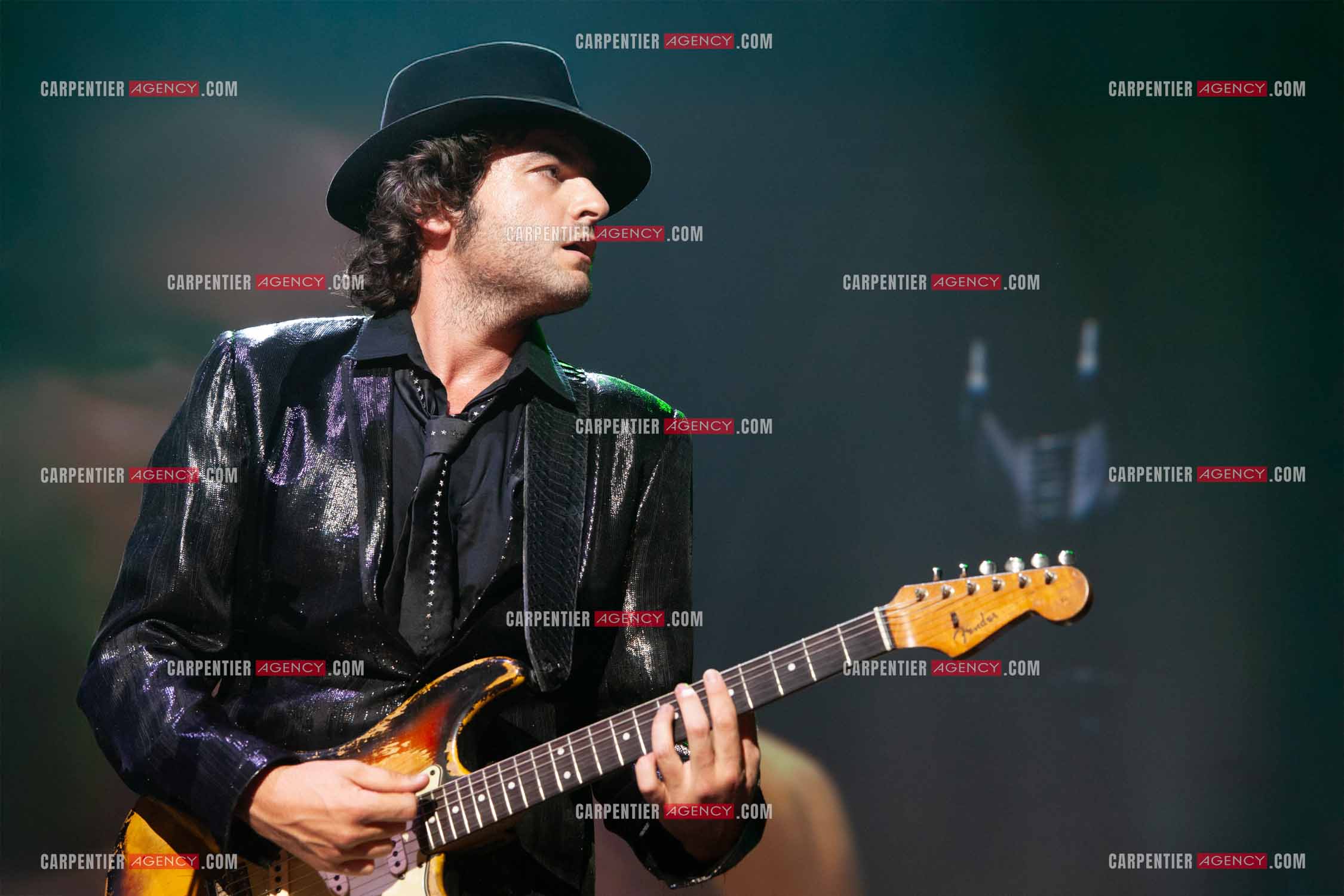 Concert au Zénith de Paris donné pour la journée internationale de la paix. Le chanteur Matthieu Chedid, dit “ M “.  ( Exclusif )
