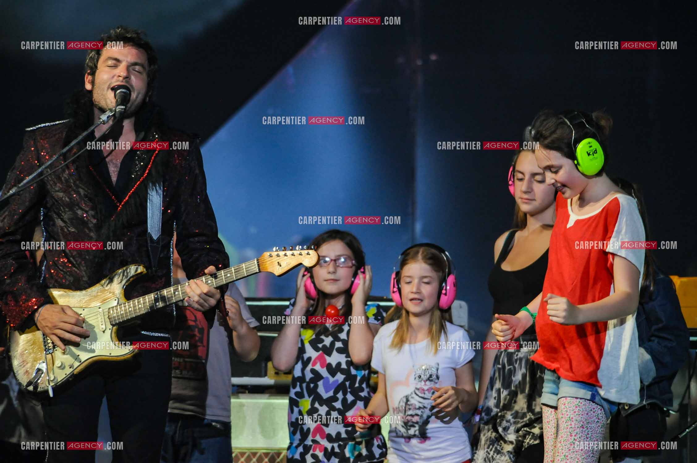 Le chanteur Matthieu Chedid dit “M“ avec sa fille Billie Chedid agée de 15 ans lors de son concert au Zénith de Paris en 2013.  ( Exclusif )
