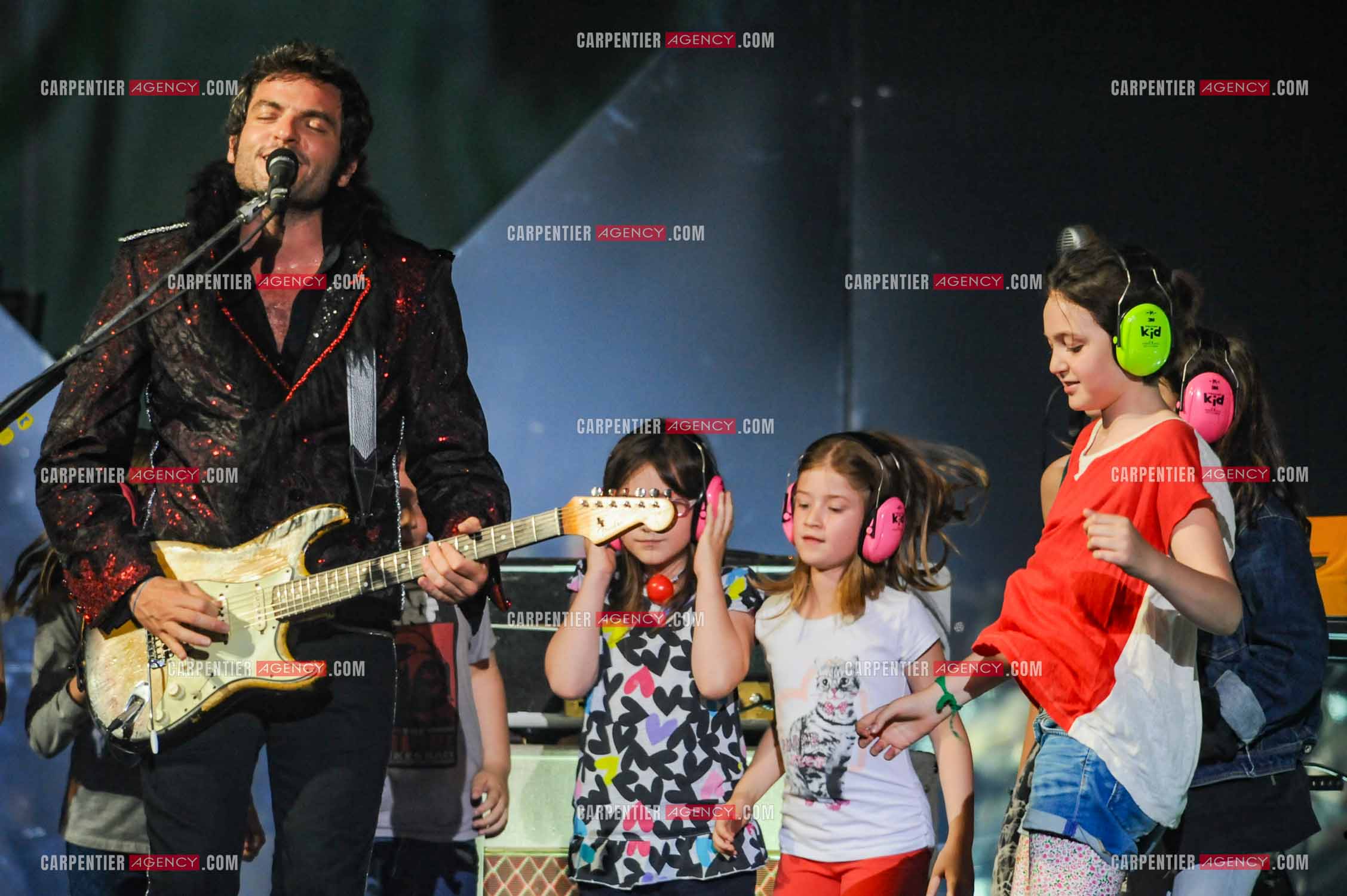 Le chanteur Matthieu Chedid dit “M“ avec sa fille Billie Chedid agée de 15 ans lors de son concert au Zénith de Paris en 2013.  ( Exclusif )