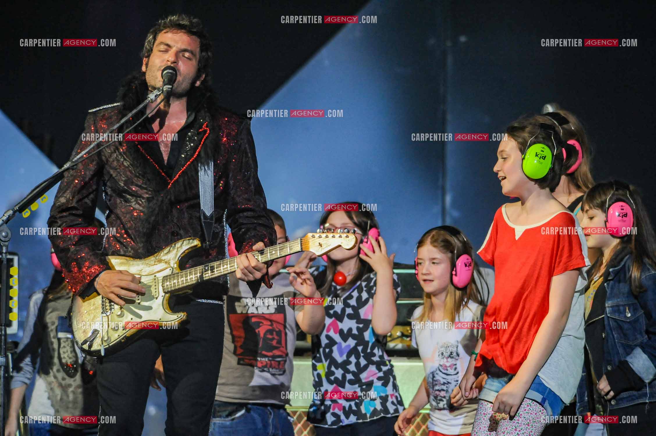 Le chanteur Matthieu Chedid dit “M“ avec sa fille Billie Chedid agée de 15 ans lors de son concert au Zénith de Paris en 2013.  ( Exclusif )