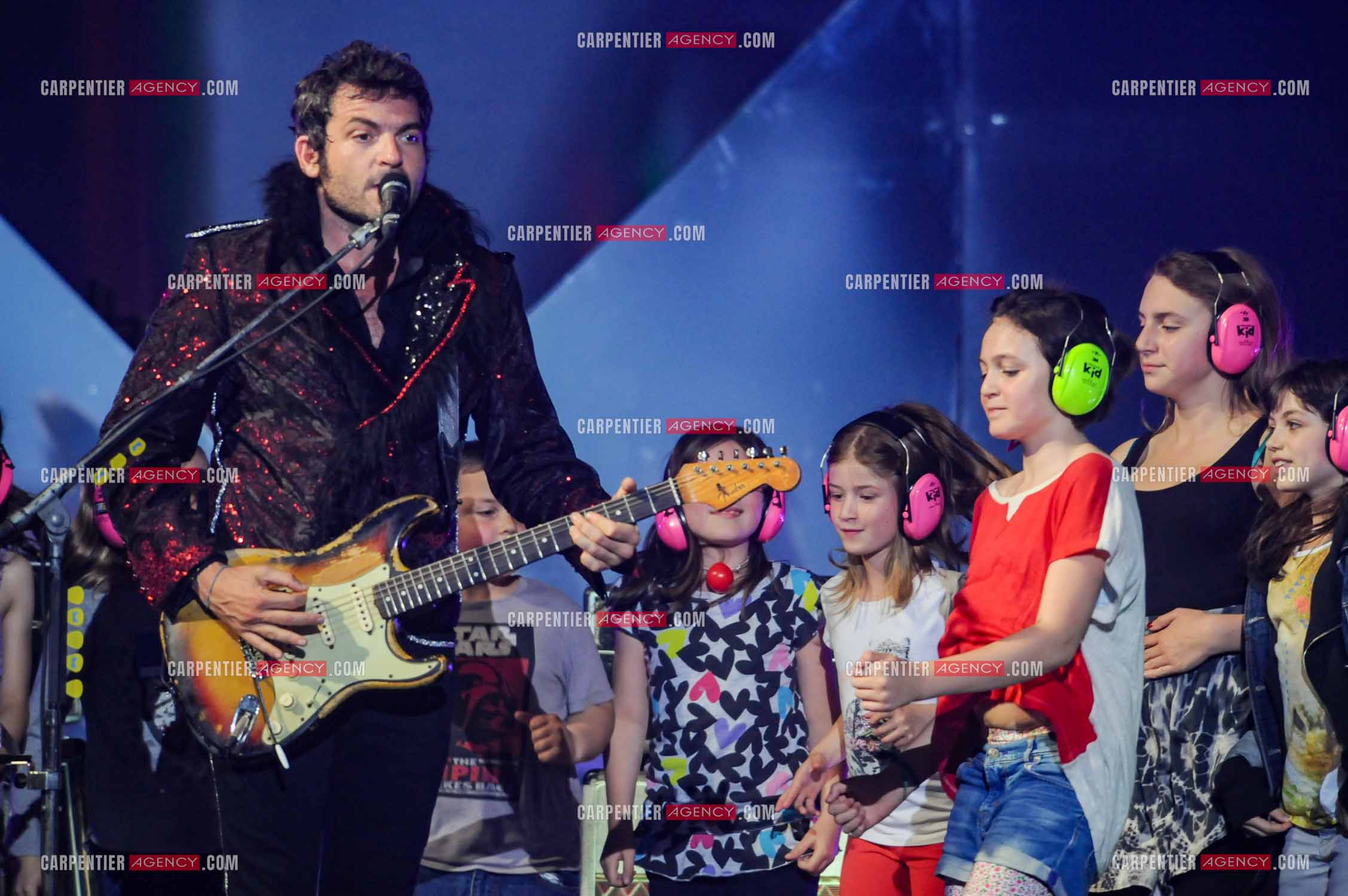 Le chanteur Matthieu Chedid dit “M“ avec sa fille Billie Chedid agée de 15 ans lors de son concert au Zénith de Paris en 2013.  ( Exclusif )