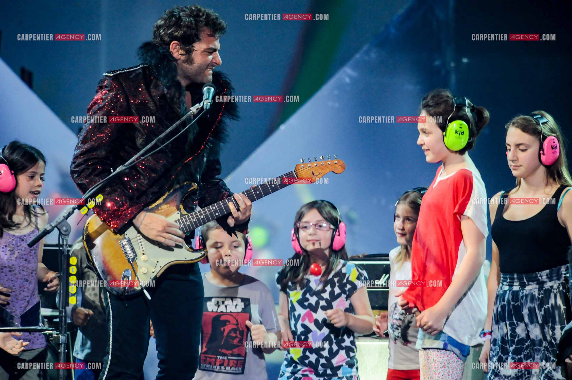Le chanteur Matthieu Chedid dit “M“ avec sa fille Billie Chedid agée de 15 ans lors de son concert au Zénith de Paris en 2013.  ( Exclusif )