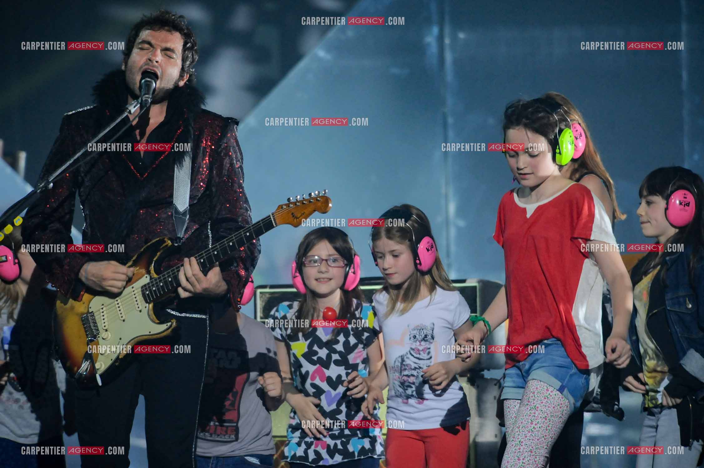 Le chanteur Matthieu Chedid dit “M“ avec sa fille Billie Chedid agée de 15 ans lors de son concert au Zénith de Paris en 2013.  ( Exclusif )