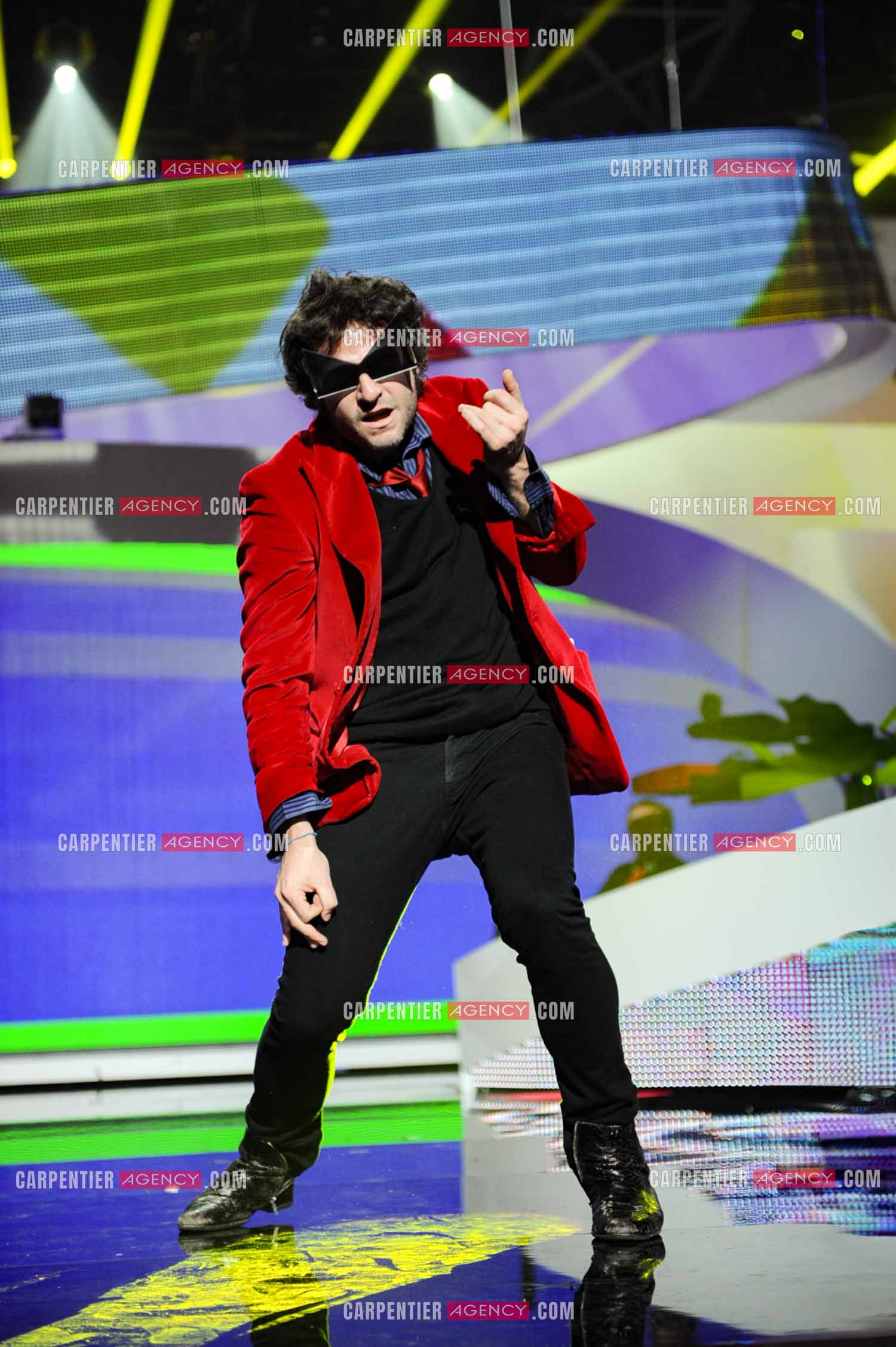 Le chanteur Matthieu Chedid dit M lors des Victoires de la musique en 2013 pour trois nominations. Artiste interprète masculin de l'année, album de chansons de l'année et vidéo-clip de l'année
