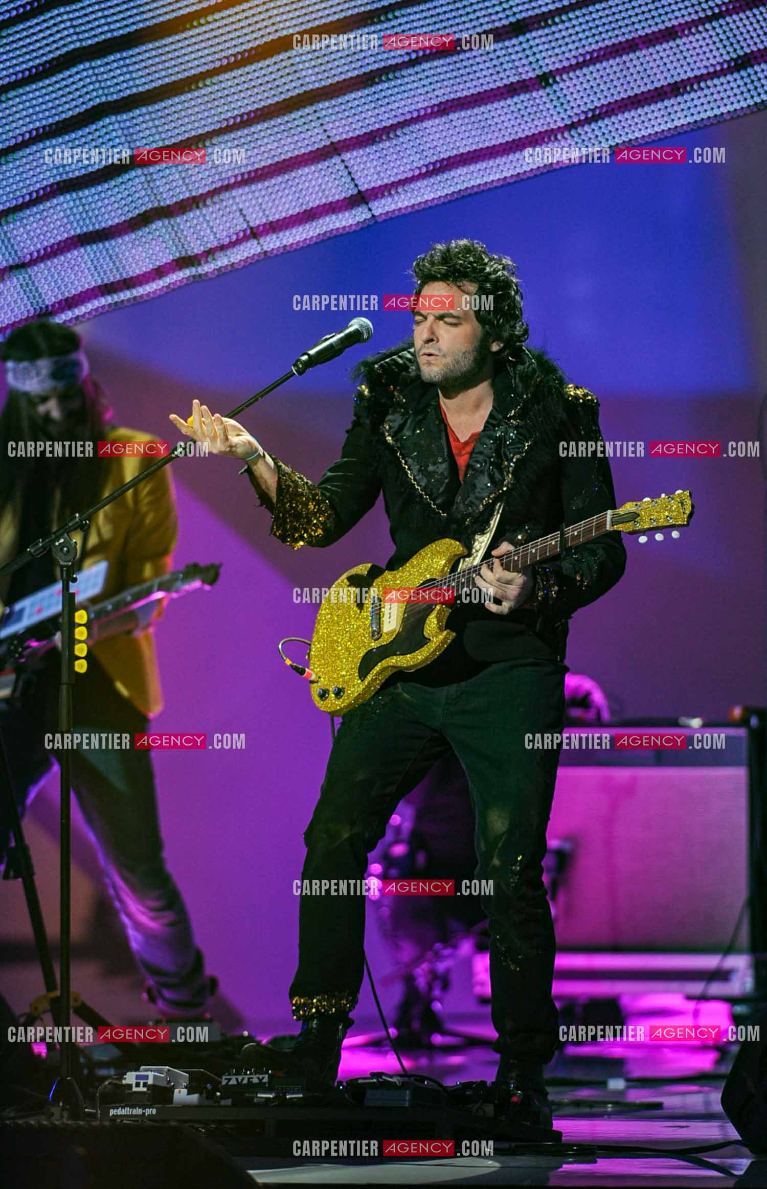 Le chanteur Matthieu Chedid dit M lors des Victoires de la musique en 2013 pour trois nominations. Artiste interprète masculin de l'année, album de chansons de l'année et vidéo-clip de l'année