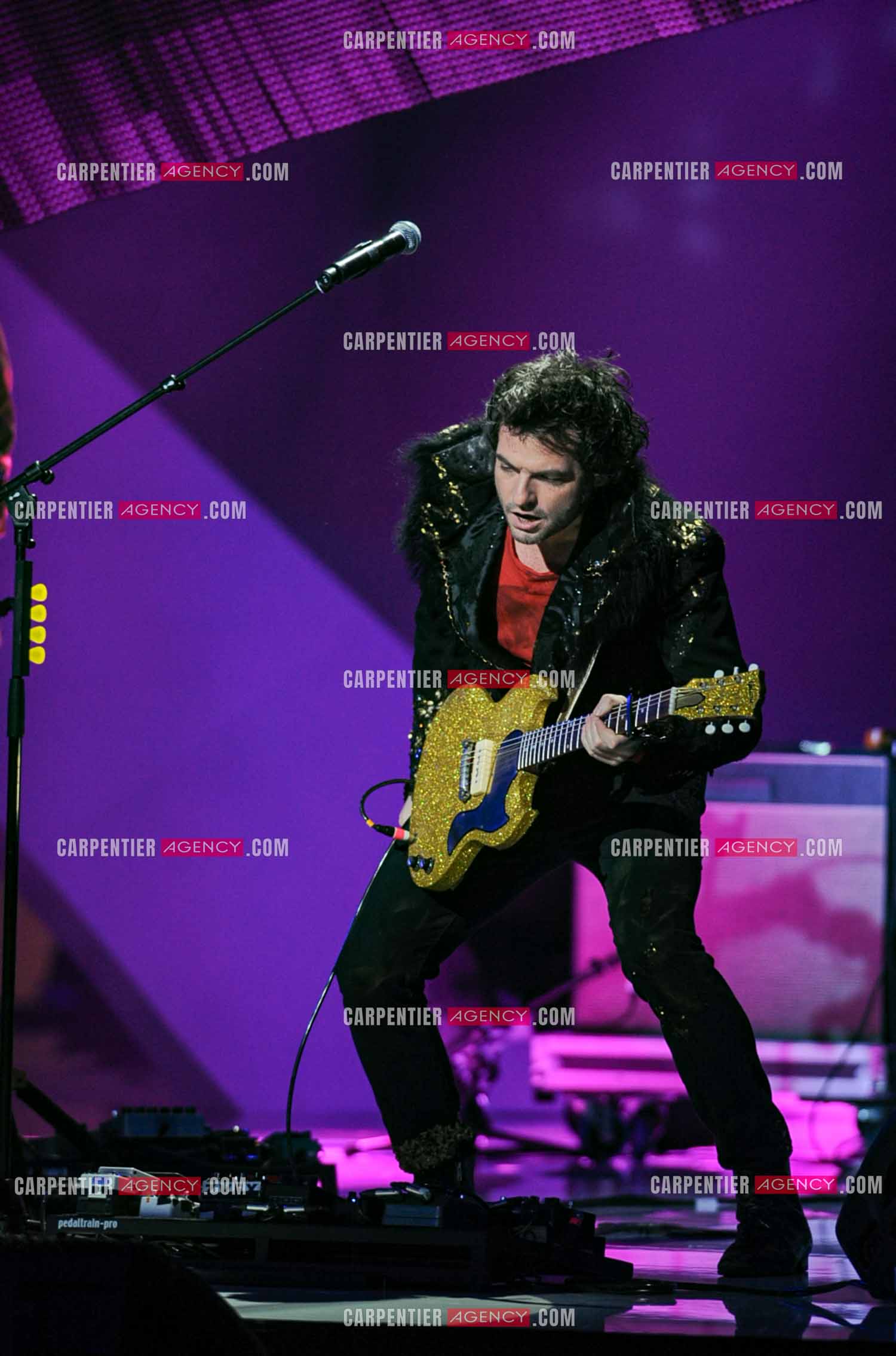 Le chanteur Matthieu Chedid dit M lors des Victoires de la musique en 2013 pour trois nominations. Artiste interprète masculin de l'année, album de chansons de l'année et vidéo-clip de l'année
