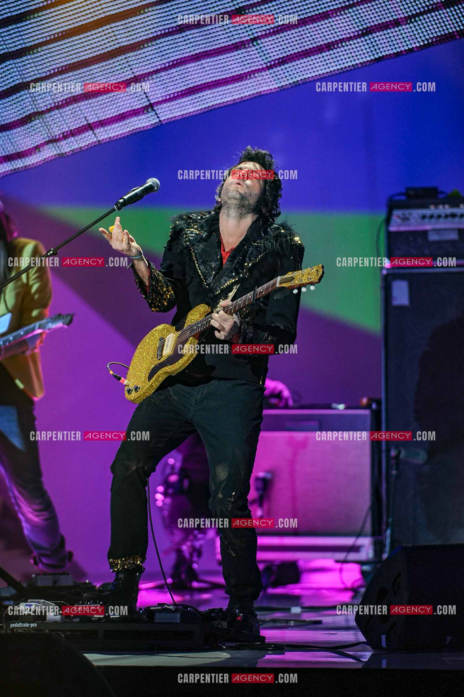 Le chanteur Matthieu Chedid dit M lors des Victoires de la musique en 2013 pour trois nominations. Artiste interprète masculin de l'année, album de chansons de l'année et vidéo-clip de l'année
