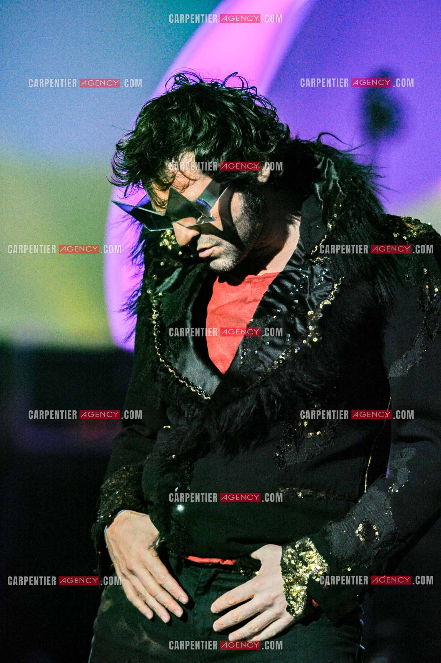 Le chanteur Matthieu Chedid dit M lors des Victoires de la musique en 2013 pour trois nominations. Artiste interprète masculin de l'année, album de chansons de l'année et vidéo-clip de l'année