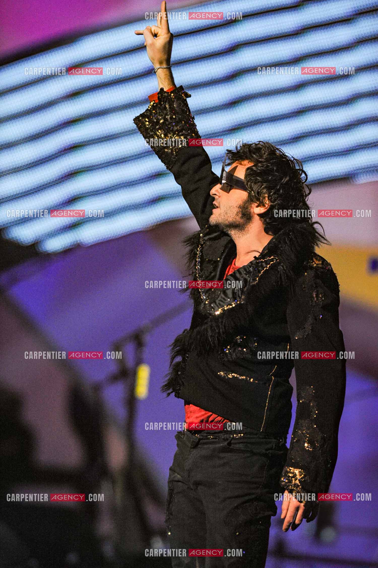 Le chanteur Matthieu Chedid dit M lors des Victoires de la musique en 2013 pour trois nominations. Artiste interprète masculin de l'année, album de chansons de l'année et vidéo-clip de l'année