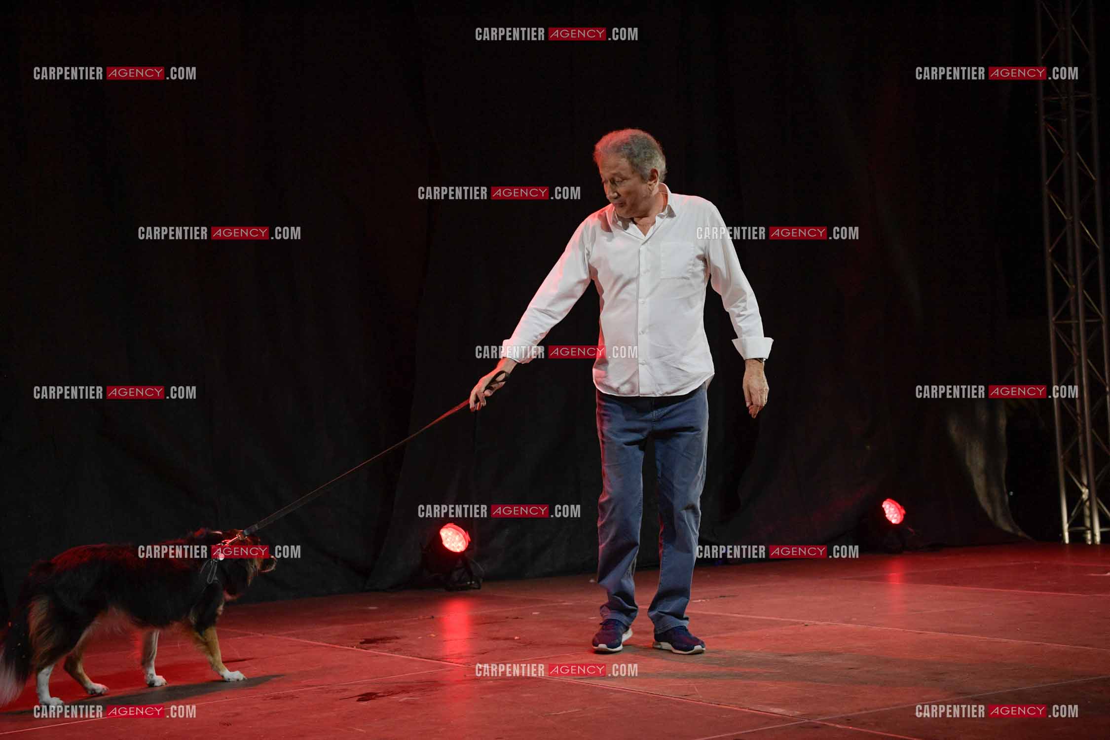 Michel Drucker fait son One Man Show avec sa chienne Izia au parc Jourdan d'Aix en Provence. ( Exclusif )