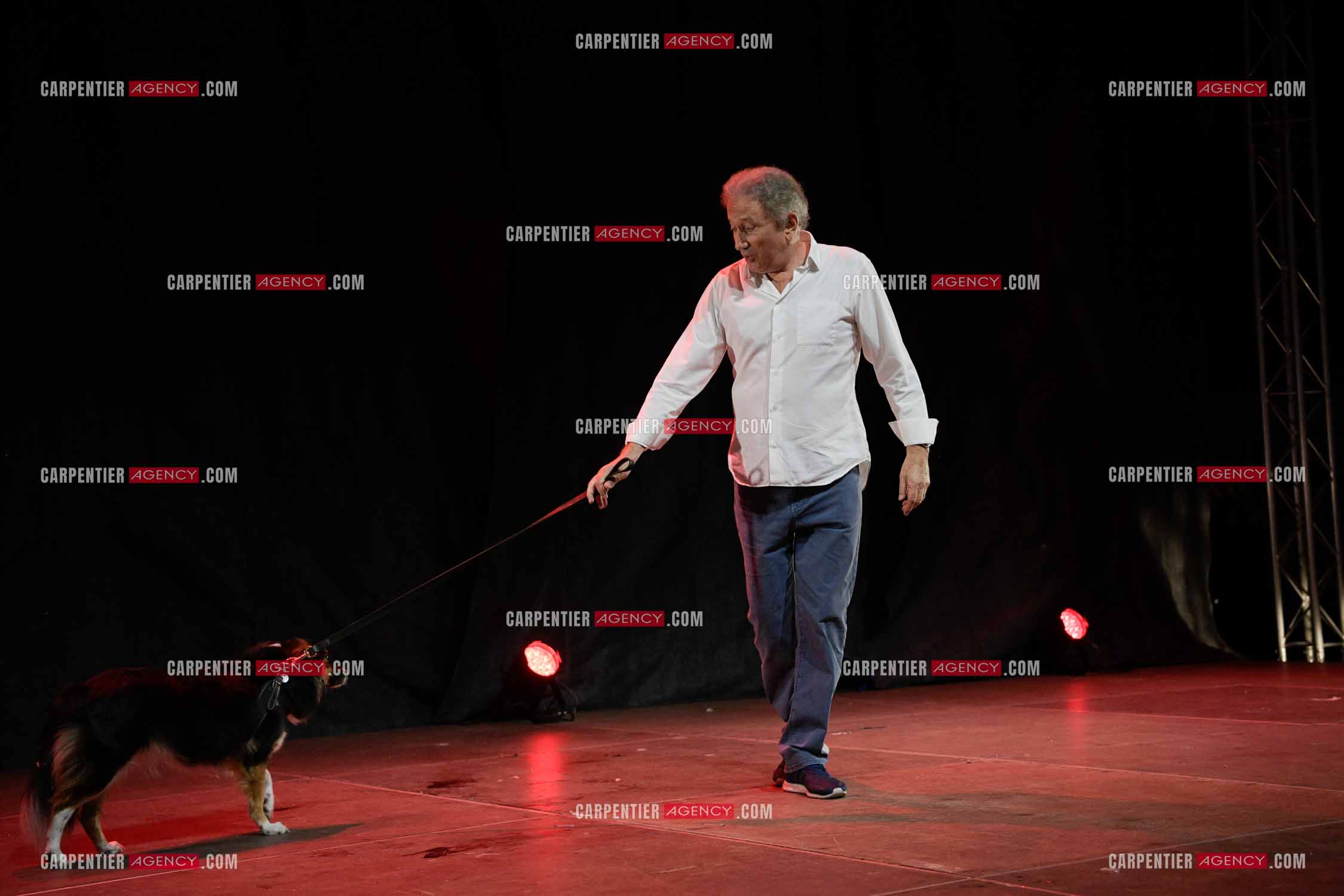 Michel Drucker fait son One Man Show avec sa chienne Izia au parc Jourdan d'Aix en Provence. ( Exclusif )