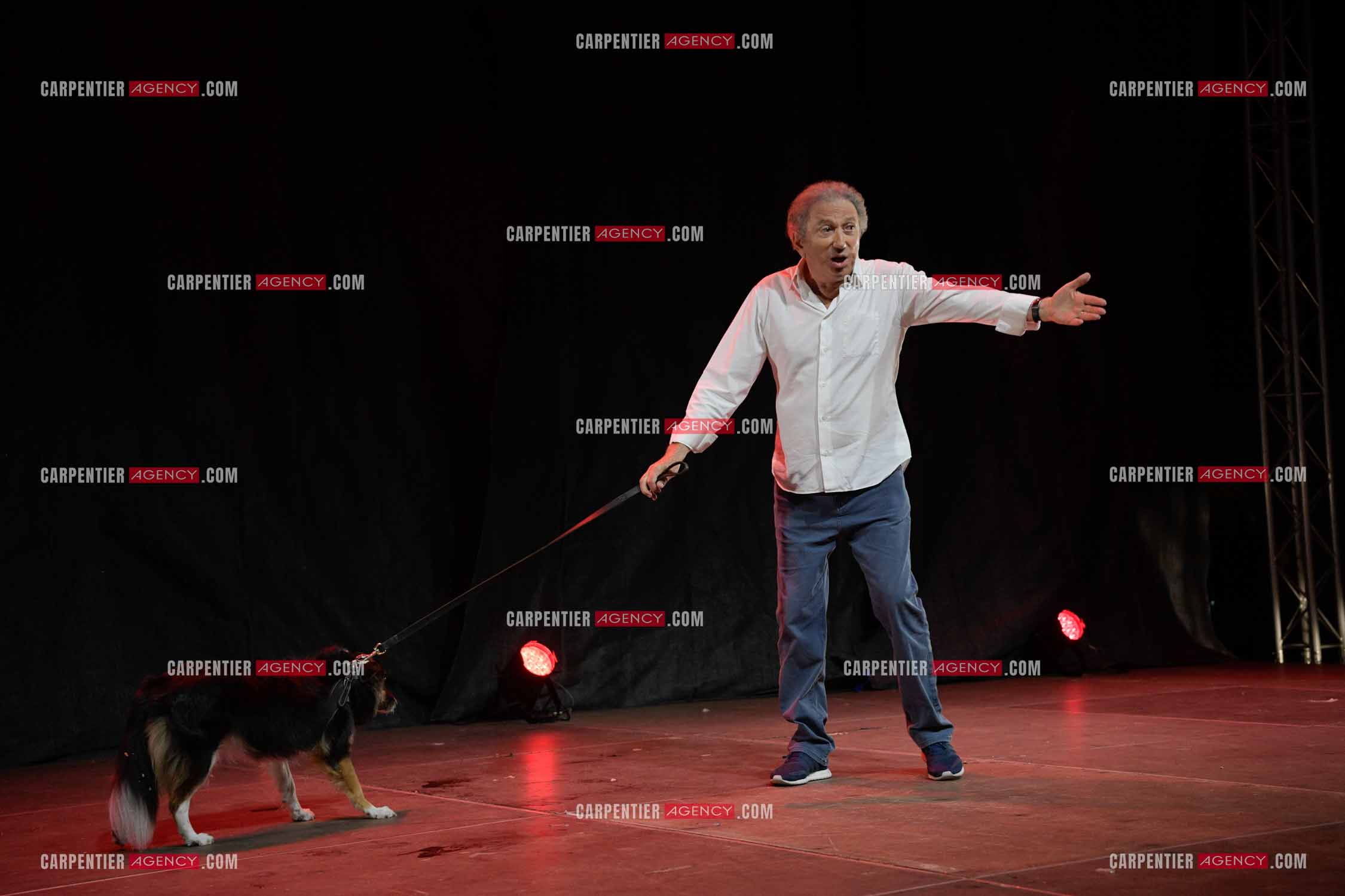 Michel Drucker fait son One Man Show avec sa chienne Izia au parc Jourdan d'Aix en Provence. ( Exclusif )