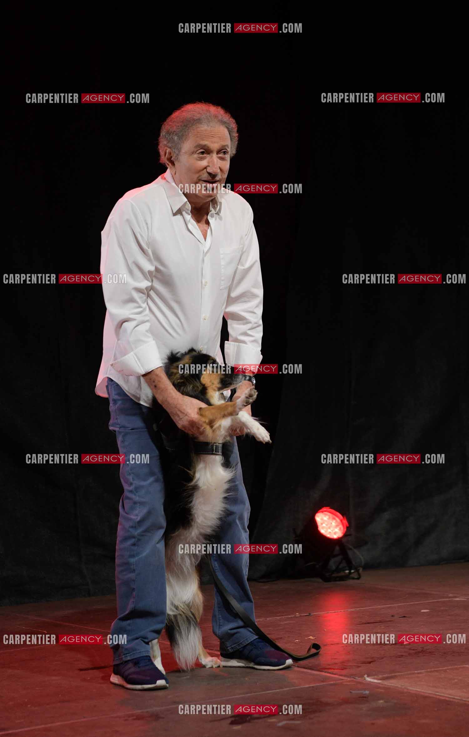 Michel Drucker fait son One Man Show avec sa chienne Izia au parc Jourdan d'Aix en Provence. ( Exclusif )
