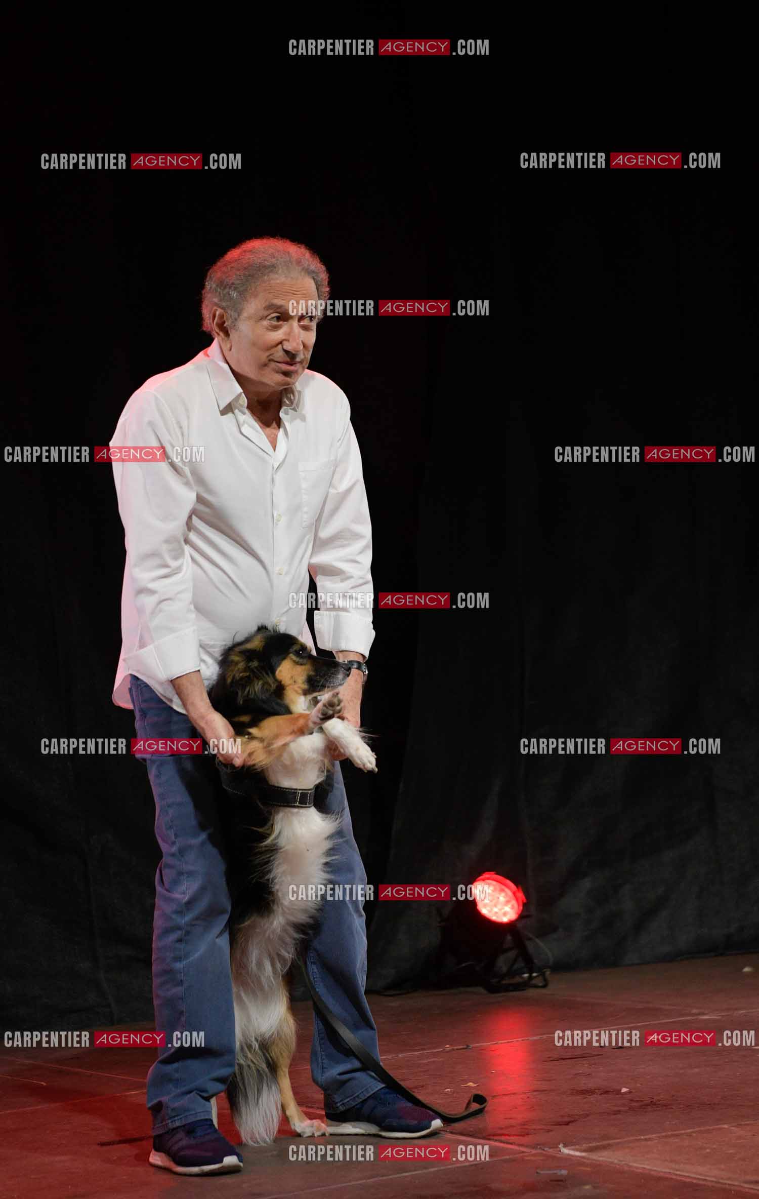 Michel Drucker fait son One Man Show avec sa chienne Izia au parc Jourdan d'Aix en Provence. ( Exclusif )